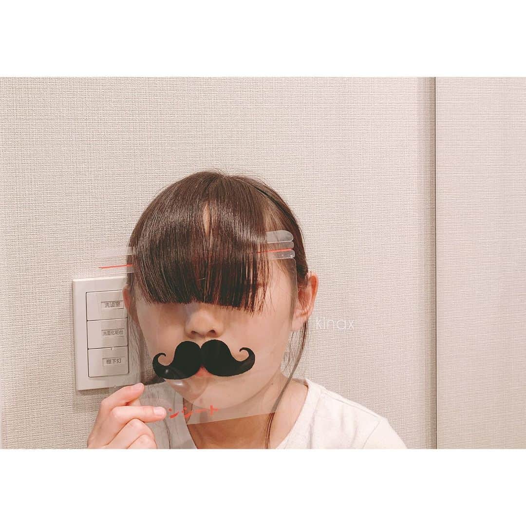 kinaxのインスタグラム：「. good morning(๑′ᴗ‵๑)☀in Japan, and good afternoon, good evening, good night for world friends! . 今日もお天気で暑くなりそうだね☀️ . . むちこさんの前髪が伸びてきていて チョキチョキしたら安定のナナメちゃんにʕ •́؈•̀ ₎✂︎ . 見かねたパパが、まっすぐ切れる #前髪パッツンシート を買ってくれたよ笑 . いつも目測ジョキジョキでごめんよʕ •́؈•̀ ₎ . . そうしたら何故かちびっこ姉さんがやりたがって 久しぶりの前髪カット✂︎ (写真はちゃんと切る前なので相変わらずナナメ。) . そして肝心のむちこさんはじっとしていないから 相変わらずナナメのままですʕ •́؈•̀ ₎苦笑 . でもまぁ、ナナメどんぐりちゃんもかわゆいよʕ •́؈•̀ ₎笑 . . 話は変わって 今朝は水回りの #小掃除 を。 . #あっちこっちふきん がものすごくて なんて言うか メラニンスポンジの布巾版みたいな？ . 水だけでピカピカになるよ！ . . キッチンは毎日拭くからそこまでじゃないけど 毎日は拭き上げないからお風呂の蛇口は 半月くらいでこんなかんじ(´Д` ) . 4枚目汚くてごめんなさい… . . 濡らして絞ったあっちこっちふきんで ゴシゴシするだけでピカピカー✨ . たまに1人でお風呂に入れる時に 細かいところをついでに掃除するんだけど 普段は子供達と大騒ぎして入るので 常にピカピカ✨は難しいねぇ… . . ちなみにあっちこっちふきんは ホワイトがLサイズしかなかったので 半分にカットして キッチンとお風呂用に一つずつ使ってますʕ •́؈•̀ ₎ . 食器用の布巾も素晴らしいよー♡ どちらも楽天roomに載せてあります☟ @kinax . . さてさてお散歩コールが激しいので 暑さ対策してお散歩行ってきまーすʕ •́؈•̀ ₎☂️ . みんなも熱中症に気をつけてね♡ . . #親バカ部 #やりたがりちゃん #たまたまわんこが降りる所が撮れたから #仏頂面なむちこさん #でも構わず載せる #楽天roomに載せてます #roomインフルエンサー #kinaxvideo #きたなくてごめんな写真 @room_rakuten #ピカピカきもちいい 2019/05/30」