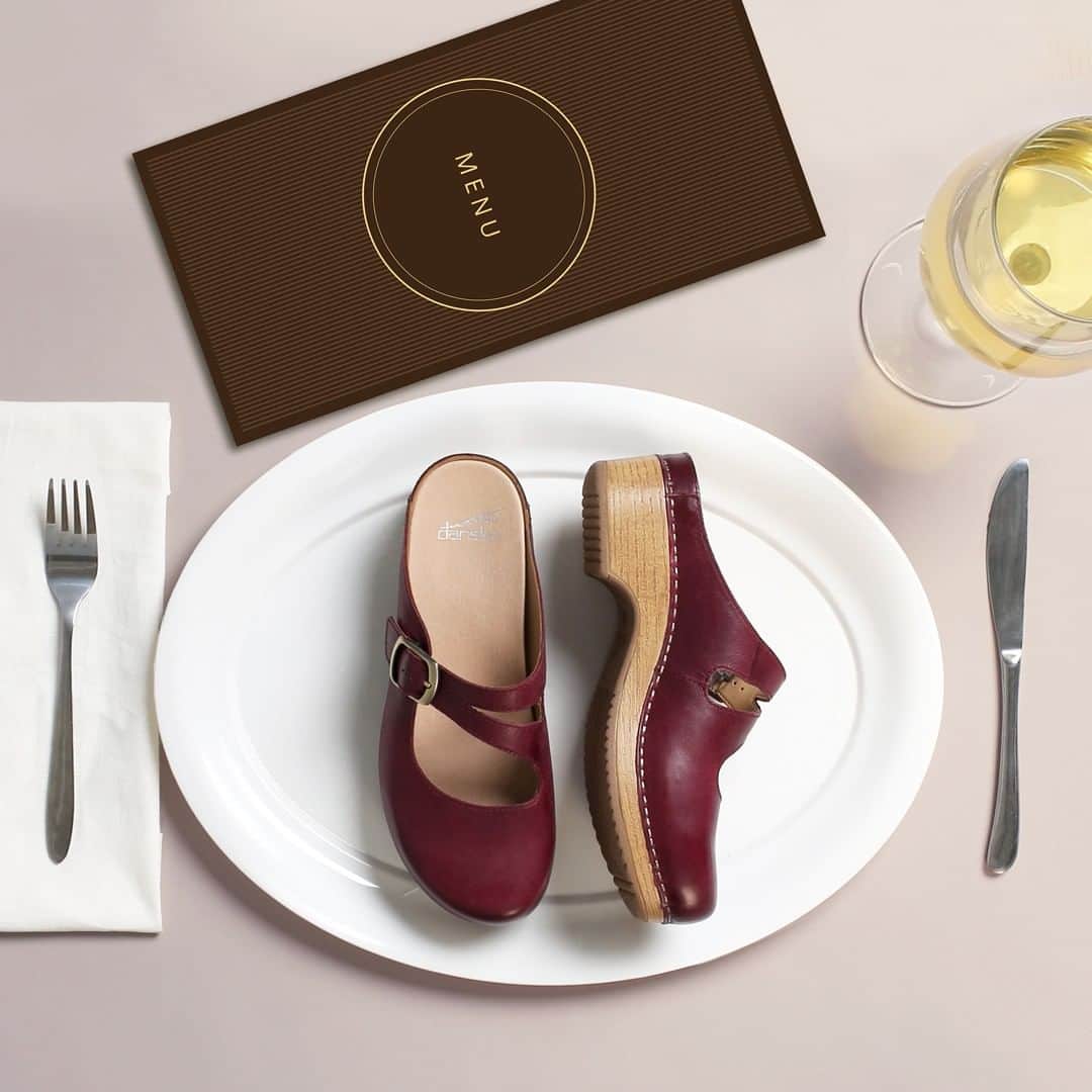 ダンスコのインスタグラム：「Is that a staple on my plate…? Shop Britney at the link in the bio.」