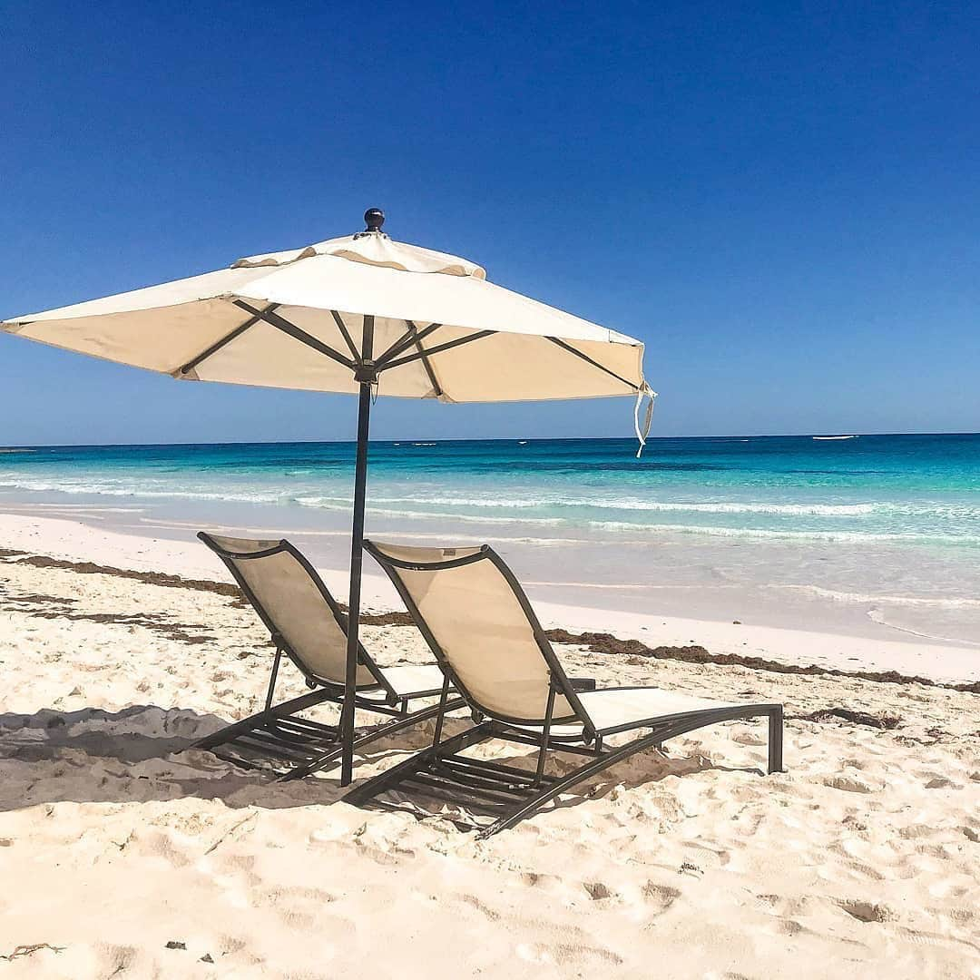 ケイラ・アイトサインズさんのインスタグラム写真 - (ケイラ・アイトサインズInstagram)「Once upon a time, this was MY idea of paradise. Although this beach still looks soooo good, right now I couldn't imagine being anywhere else in the world than at home with Arna. It’s winter here in Australia so I have just been sitting in bed cuddling her! I never knew what people meant when they said it's the “best feeling in the world”. I seriously understand this now. Her warmth and listening to her breathing on my chest is honestly the BEST feeling ever. #BBGmums you know what I’m talking about 😍😍. www.kaylaitsines.com/app @marianneetsesvoyages」5月30日 8時58分 - kayla_itsines