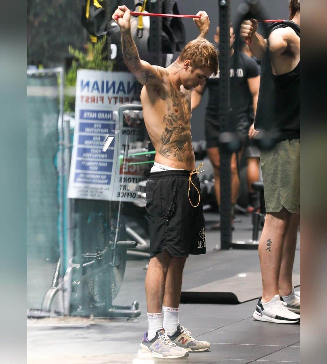 Just Jaredさんのインスタグラム写真 - (Just JaredInstagram)「@justinbieber goes shirtless for a gym session! More pics at JustJared.com #JustinBieber Photos: Backgrid」5月30日 9時06分 - justjared