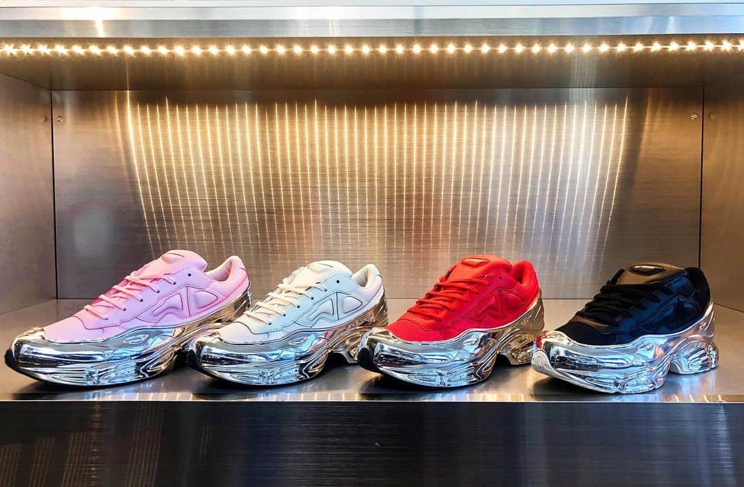 WILD STYLEさんのインスタグラム写真 - (WILD STYLEInstagram)「The Metallic Ozweegos are here! Available in-store now, selling out fast!」5月30日 9時16分 - wildstylela
