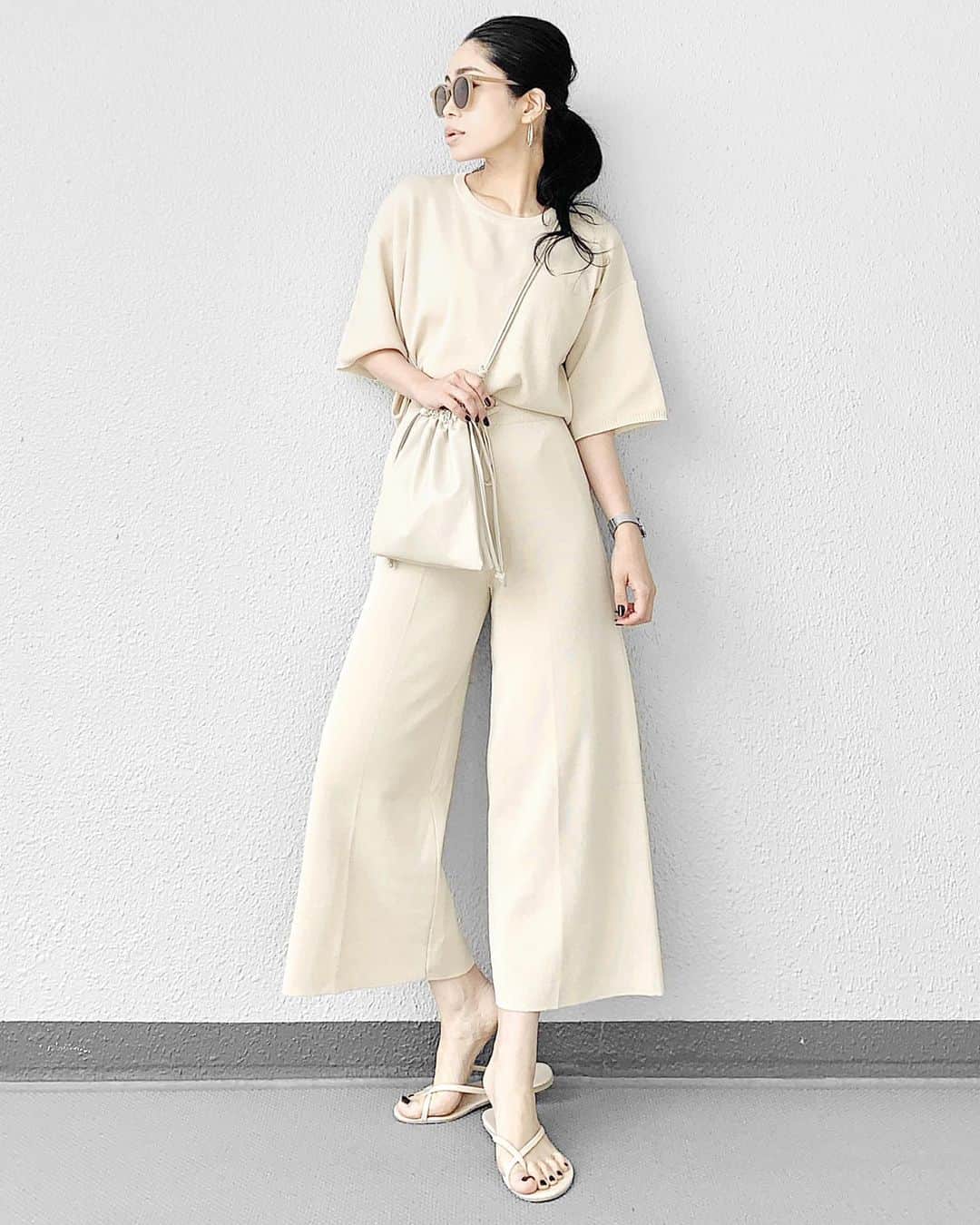 lve_xxxxのインスタグラム：「.﻿ .﻿ 画像暗😨﻿ 最近iPhone📱カメラの調子悪い👎﻿ ﻿ ﻿ 明日5/31 19時より発売の﻿ @lveu.official ﻿ ﻿ サマーニットセットアップ﻿ ゴリ押しです！﻿ ﻿ とにかくノンストレスの楽チン﻿ ﻿ ウエストinしてもしなくても﻿ 着られます🙆‍♀️﻿ ﻿ ヒールと合わせたら👠﻿ キレイ目にも着られるし✧﻿ ﻿ これ、オカンも買うゆーてたwww﻿ 幅広い年齢層の方にご着用頂けるかと🖤笑﻿ ﻿ －－－－－－－－－－－－－－－－－－﻿﻿﻿﻿﻿﻿﻿﻿﻿﻿﻿﻿﻿﻿﻿﻿﻿﻿﻿ ﻿﻿﻿﻿﻿﻿﻿﻿﻿﻿﻿﻿﻿﻿﻿﻿﻿﻿﻿ item詳細(ブランド・サイズ等)に﻿﻿﻿ 関しましては﻿﻿﻿﻿﻿﻿﻿﻿﻿﻿﻿【WEAR】を﻿﻿﻿ ご参照くださいませ🙇‍♀️♡﻿﻿﻿﻿﻿﻿﻿﻿﻿﻿﻿﻿﻿﻿ ﻿﻿﻿ WEAR ： lvexxxx ﻿ ﻿﻿﻿ －－－－－－－－－－－－－－－－－－﻿﻿﻿ ﻿﻿」