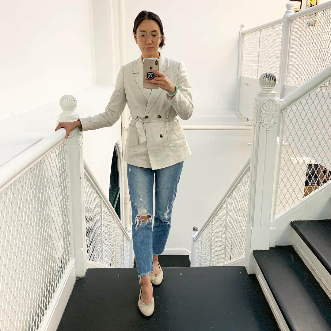 エヴァ・チェンさんのインスタグラム写真 - (エヴァ・チェンInstagram)「My mom visited me yesterday and the first thing she said about the #igselfiemirror was how dangerous it was so I’m gripping it extra tight 😂」5月30日 9時30分 - evachen212