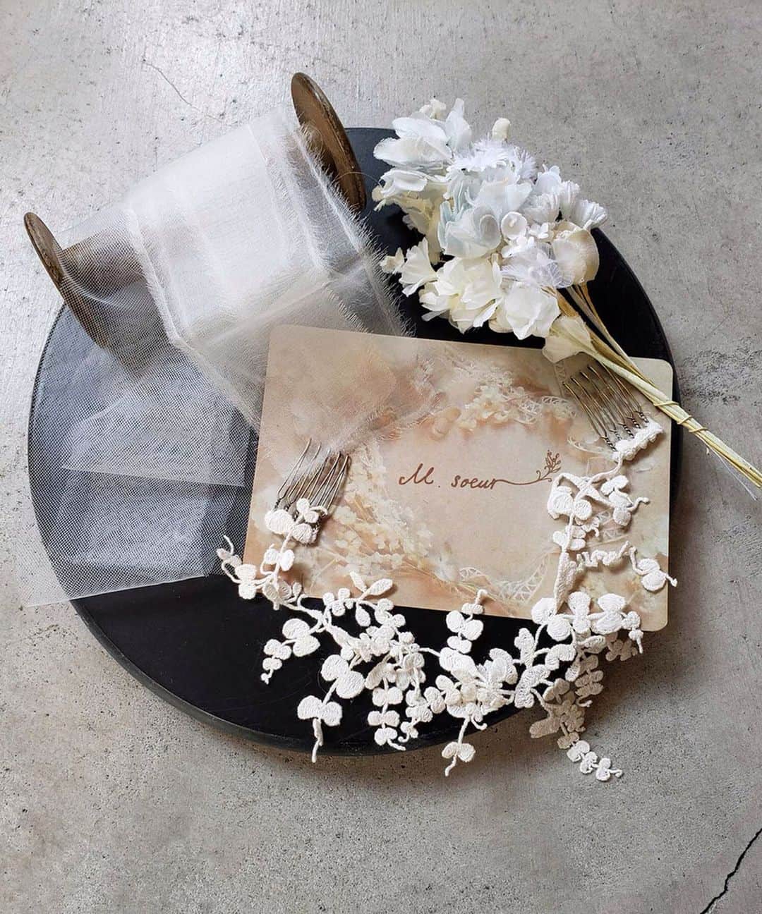 エムスールさんのインスタグラム写真 - (エムスールInstagram)「June bride item...＊ . ５月もあと少し。もうすぐ6月ですね…＊ 「6月の花嫁」「6月の結婚」を意味する「ジューンブライド（June Bride）」は、多くの方が憧れる結婚式です。  m.soeurにも、結婚式に向けて準備のご相談が増えてきました👰🤵 . 大人気のweddingアイテムに、「手作り結婚式」を応援するヘアアクセサリーのハンドメイドキットが登場です◎ （ZOZOTOWN店・Lilaf店に入荷しております＊） .  m.soeurのお花と一緒に、ぜひ最高の1日を過ごしてくださいね♪ . 【ZOZOTOWN トピックス】 https://zozo.jp/search/?p_tpcsid=964365 . #msoeur #m_soeur #エムスール #リラフ #布花 #メタル #花のある暮らし #flower #ギフト #アクセサリー  #アンティーク #handmade #ハンドメイド #てづくり#wedding #ウェディング #花嫁 #junebride #ジューンブライド #花嫁準備 #手作り結婚式」5月30日 9時25分 - m_soeur
