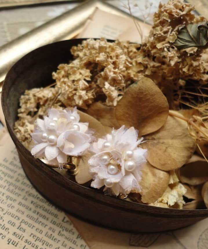エムスールさんのインスタグラム写真 - (エムスールInstagram)「June bride item...＊ . ５月もあと少し。もうすぐ6月ですね…＊ 「6月の花嫁」「6月の結婚」を意味する「ジューンブライド（June Bride）」は、多くの方が憧れる結婚式です。  m.soeurにも、結婚式に向けて準備のご相談が増えてきました👰🤵 . 大人気のweddingアイテムに、「手作り結婚式」を応援するヘアアクセサリーのハンドメイドキットが登場です◎ （ZOZOTOWN店・Lilaf店に入荷しております＊） .  m.soeurのお花と一緒に、ぜひ最高の1日を過ごしてくださいね♪ . 【ZOZOTOWN トピックス】 https://zozo.jp/search/?p_tpcsid=964365 . #msoeur #m_soeur #エムスール #リラフ #布花 #メタル #花のある暮らし #flower #ギフト #アクセサリー  #アンティーク #handmade #ハンドメイド #てづくり#wedding #ウェディング #花嫁 #junebride #ジューンブライド #花嫁準備 #手作り結婚式」5月30日 9時25分 - m_soeur