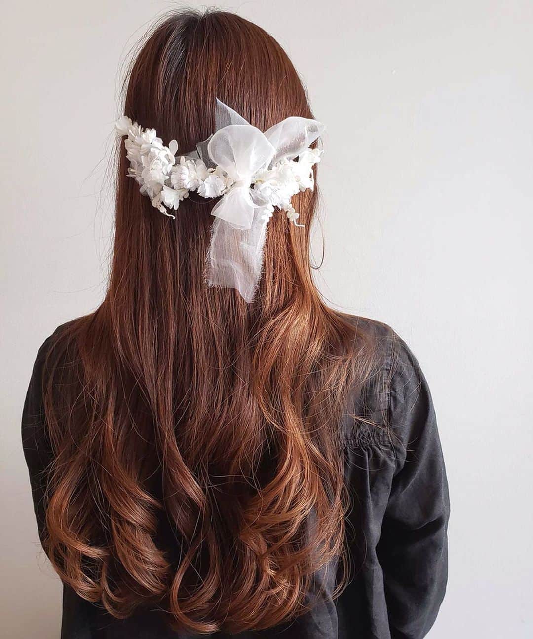 エムスールさんのインスタグラム写真 - (エムスールInstagram)「June bride item...＊ . ５月もあと少し。もうすぐ6月ですね…＊ 「6月の花嫁」「6月の結婚」を意味する「ジューンブライド（June Bride）」は、多くの方が憧れる結婚式です。  m.soeurにも、結婚式に向けて準備のご相談が増えてきました👰🤵 . 大人気のweddingアイテムに、「手作り結婚式」を応援するヘアアクセサリーのハンドメイドキットが登場です◎ （ZOZOTOWN店・Lilaf店に入荷しております＊） .  m.soeurのお花と一緒に、ぜひ最高の1日を過ごしてくださいね♪ . 【ZOZOTOWN トピックス】 https://zozo.jp/search/?p_tpcsid=964365 . #msoeur #m_soeur #エムスール #リラフ #布花 #メタル #花のある暮らし #flower #ギフト #アクセサリー  #アンティーク #handmade #ハンドメイド #てづくり#wedding #ウェディング #花嫁 #junebride #ジューンブライド #花嫁準備 #手作り結婚式」5月30日 9時25分 - m_soeur