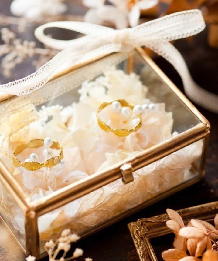 エムスールさんのインスタグラム写真 - (エムスールInstagram)「June bride item...＊ . ５月もあと少し。もうすぐ6月ですね…＊ 「6月の花嫁」「6月の結婚」を意味する「ジューンブライド（June Bride）」は、多くの方が憧れる結婚式です。  m.soeurにも、結婚式に向けて準備のご相談が増えてきました👰🤵 . 大人気のweddingアイテムに、「手作り結婚式」を応援するヘアアクセサリーのハンドメイドキットが登場です◎ （ZOZOTOWN店・Lilaf店に入荷しております＊） .  m.soeurのお花と一緒に、ぜひ最高の1日を過ごしてくださいね♪ . 【ZOZOTOWN トピックス】 https://zozo.jp/search/?p_tpcsid=964365 . #msoeur #m_soeur #エムスール #リラフ #布花 #メタル #花のある暮らし #flower #ギフト #アクセサリー  #アンティーク #handmade #ハンドメイド #てづくり#wedding #ウェディング #花嫁 #junebride #ジューンブライド #花嫁準備 #手作り結婚式」5月30日 9時25分 - m_soeur