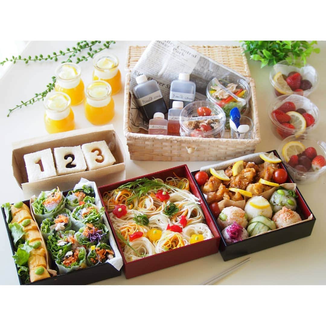 のインスタグラム：「今年の運動会お弁当🍱🏀🏆 毎年やっぱりこの時期 日差しの暑さに食欲があまりわかないようで  今年はお重の一つを素麺のお部屋に  生春巻やサラダ、おにぎりは酢飯に  さっぱり食べやすいものにこだわって♪ ☆唐揚げ ☆酢飯おにぎり ☆ささみとカラフル野菜の生春巻 ☆カラフル素麺(パプリカで作った金魚やお花で彩りを) ☆チキンとピクルスのサラダ ☆シーチキンとトマト、ブラックオリーブのサラダ ☆玉子焼き ☆ナンバーサンド ☆ミルクとマンゴーレモンのゼリー  でもこれ、グラウンドで食べることが出来なかった、、、運動会お弁当に  今年は運動会前日に胃腸炎に掛かってしまった息子、当日の朝もうんとなやんで……… 今年の運動会は泣く泣く欠席に  来年は今年の分までがんばろうね！！ って、お家で食べました(’-’*)🍱🏆✨ #instafood #food #foodstagram #お弁当 #運動会お弁当 #運動会 #locari_kitchen #この時期の週末は運動会のお家も多いのでは#酢飯ご飯や厚焼き玉子も少し濃いめの味付けにすると傷みにくいようです🍱🏆」