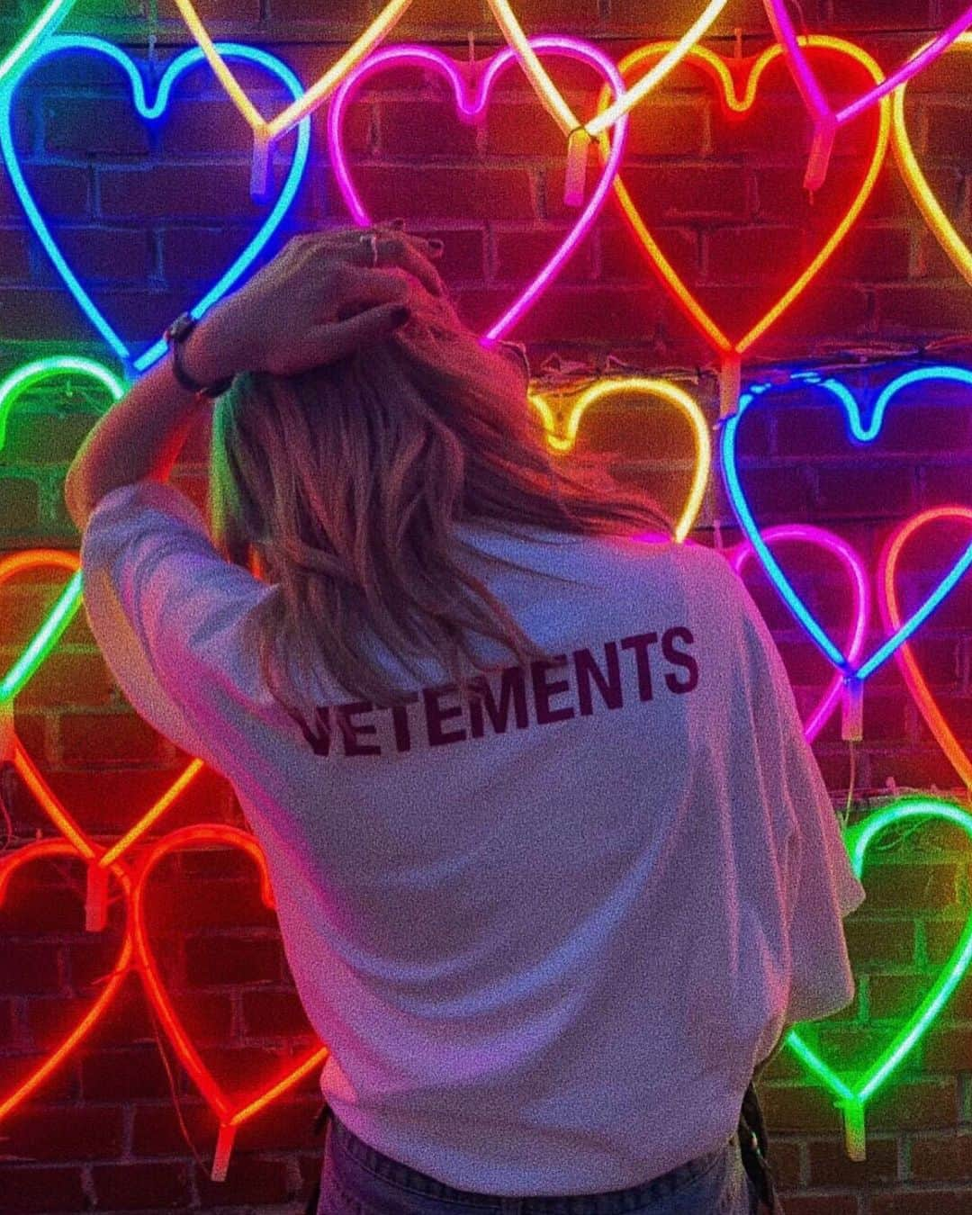 ヴェトモンさんのインスタグラム写真 - (ヴェトモンInstagram)「VETEMENTS FLASHBACK - NEW SEASON “LOGO” DROP www.ssense.com @ssense PIC: @m___re___i」5月30日 9時28分 - vetements_official