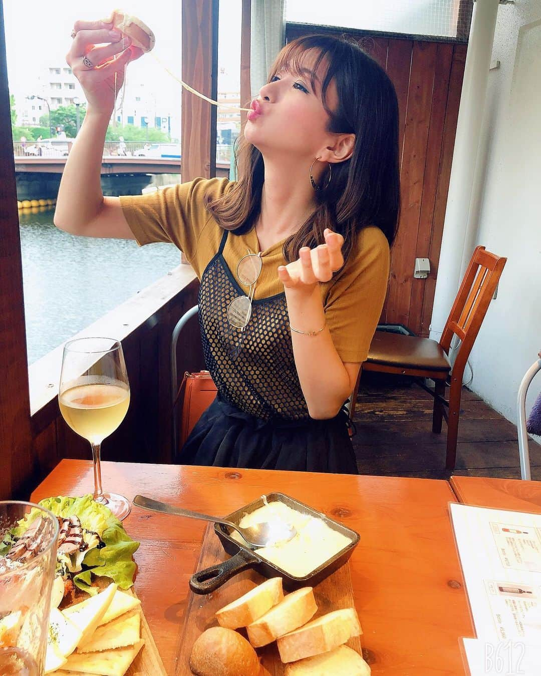 中村江莉香さんのインスタグラム写真 - (中村江莉香Instagram)「究極の#インスタ映え 🧀🥔 幸せの巻♥️♥️#アリゴ 昨日は相方シルシルと野毛飲みしてきましたーーー💕ろんもち @yuuta8337 君に会いに、そしてアリゴとアルゼンチン牛を🐂🇦🇷食べに🥶♥️ たまらなく美味しい、そして、しあわせ、です🥶🤝💓 うまぴょん♥️♥️ 食べた事がない方には、ほんっと、食べてみてほしい、、、 ご飯が美味しい＝永遠に飲める🍷🍾 #野毛ビストロzipテラス 最高🥶 そしてそして、、お声かけいただき、、一緒に飲ませていただいた方ありがとうございました😂❤️ 嬉しい、そして楽しかったです🥳🥳🥳💓 お酒を飲むと人と人との距離感が分からなくなるので、ご迷惑をお掛けしていたら本当にすみません😂😂笑涙 ・ 店内のオシャレ感、ビストロな雰囲気も好きだけど、、テラス最高でした🥶💓 #横浜 #おススメスポット #テラス席 #横浜飲み #野毛飲み #野毛ビストロzipテラス #いきなりマリッジ #いきなりマリッジ2 #チャリできた #インスタ映え空間 #オシャレなお店 #ワイン好き #ワイン好き女子 #びょーん #チーズって素晴らしい #チーズってなんでこんなに美味しいんだろう #伸びるチーズ #伸びすぎるチーズ #美味しいお店 #美味しいお店巡り」5月30日 9時40分 - erica_nakamura