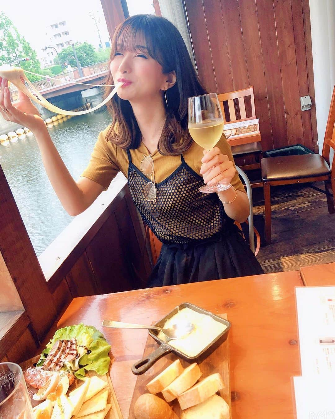 中村江莉香さんのインスタグラム写真 - (中村江莉香Instagram)「究極の#インスタ映え 🧀🥔 幸せの巻♥️♥️#アリゴ 昨日は相方シルシルと野毛飲みしてきましたーーー💕ろんもち @yuuta8337 君に会いに、そしてアリゴとアルゼンチン牛を🐂🇦🇷食べに🥶♥️ たまらなく美味しい、そして、しあわせ、です🥶🤝💓 うまぴょん♥️♥️ 食べた事がない方には、ほんっと、食べてみてほしい、、、 ご飯が美味しい＝永遠に飲める🍷🍾 #野毛ビストロzipテラス 最高🥶 そしてそして、、お声かけいただき、、一緒に飲ませていただいた方ありがとうございました😂❤️ 嬉しい、そして楽しかったです🥳🥳🥳💓 お酒を飲むと人と人との距離感が分からなくなるので、ご迷惑をお掛けしていたら本当にすみません😂😂笑涙 ・ 店内のオシャレ感、ビストロな雰囲気も好きだけど、、テラス最高でした🥶💓 #横浜 #おススメスポット #テラス席 #横浜飲み #野毛飲み #野毛ビストロzipテラス #いきなりマリッジ #いきなりマリッジ2 #チャリできた #インスタ映え空間 #オシャレなお店 #ワイン好き #ワイン好き女子 #びょーん #チーズって素晴らしい #チーズってなんでこんなに美味しいんだろう #伸びるチーズ #伸びすぎるチーズ #美味しいお店 #美味しいお店巡り」5月30日 9時40分 - erica_nakamura