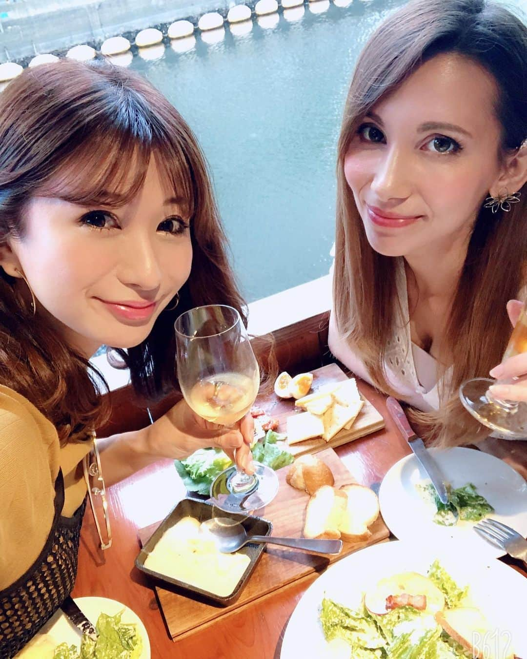 中村江莉香さんのインスタグラム写真 - (中村江莉香Instagram)「究極の#インスタ映え 🧀🥔 幸せの巻♥️♥️#アリゴ 昨日は相方シルシルと野毛飲みしてきましたーーー💕ろんもち @yuuta8337 君に会いに、そしてアリゴとアルゼンチン牛を🐂🇦🇷食べに🥶♥️ たまらなく美味しい、そして、しあわせ、です🥶🤝💓 うまぴょん♥️♥️ 食べた事がない方には、ほんっと、食べてみてほしい、、、 ご飯が美味しい＝永遠に飲める🍷🍾 #野毛ビストロzipテラス 最高🥶 そしてそして、、お声かけいただき、、一緒に飲ませていただいた方ありがとうございました😂❤️ 嬉しい、そして楽しかったです🥳🥳🥳💓 お酒を飲むと人と人との距離感が分からなくなるので、ご迷惑をお掛けしていたら本当にすみません😂😂笑涙 ・ 店内のオシャレ感、ビストロな雰囲気も好きだけど、、テラス最高でした🥶💓 #横浜 #おススメスポット #テラス席 #横浜飲み #野毛飲み #野毛ビストロzipテラス #いきなりマリッジ #いきなりマリッジ2 #チャリできた #インスタ映え空間 #オシャレなお店 #ワイン好き #ワイン好き女子 #びょーん #チーズって素晴らしい #チーズってなんでこんなに美味しいんだろう #伸びるチーズ #伸びすぎるチーズ #美味しいお店 #美味しいお店巡り」5月30日 9時40分 - erica_nakamura