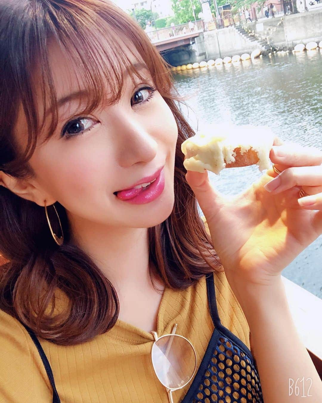 中村江莉香さんのインスタグラム写真 - (中村江莉香Instagram)「究極の#インスタ映え 🧀🥔 幸せの巻♥️♥️#アリゴ 昨日は相方シルシルと野毛飲みしてきましたーーー💕ろんもち @yuuta8337 君に会いに、そしてアリゴとアルゼンチン牛を🐂🇦🇷食べに🥶♥️ たまらなく美味しい、そして、しあわせ、です🥶🤝💓 うまぴょん♥️♥️ 食べた事がない方には、ほんっと、食べてみてほしい、、、 ご飯が美味しい＝永遠に飲める🍷🍾 #野毛ビストロzipテラス 最高🥶 そしてそして、、お声かけいただき、、一緒に飲ませていただいた方ありがとうございました😂❤️ 嬉しい、そして楽しかったです🥳🥳🥳💓 お酒を飲むと人と人との距離感が分からなくなるので、ご迷惑をお掛けしていたら本当にすみません😂😂笑涙 ・ 店内のオシャレ感、ビストロな雰囲気も好きだけど、、テラス最高でした🥶💓 #横浜 #おススメスポット #テラス席 #横浜飲み #野毛飲み #野毛ビストロzipテラス #いきなりマリッジ #いきなりマリッジ2 #チャリできた #インスタ映え空間 #オシャレなお店 #ワイン好き #ワイン好き女子 #びょーん #チーズって素晴らしい #チーズってなんでこんなに美味しいんだろう #伸びるチーズ #伸びすぎるチーズ #美味しいお店 #美味しいお店巡り」5月30日 9時40分 - erica_nakamura