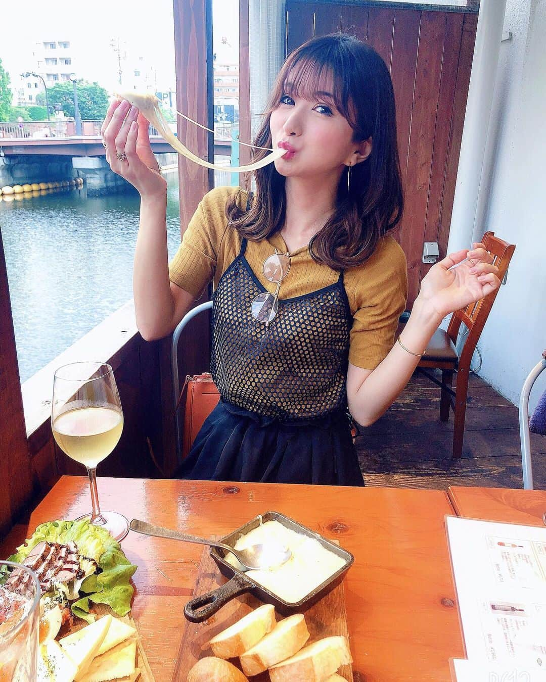 中村江莉香さんのインスタグラム写真 - (中村江莉香Instagram)「究極の#インスタ映え 🧀🥔 幸せの巻♥️♥️#アリゴ 昨日は相方シルシルと野毛飲みしてきましたーーー💕ろんもち @yuuta8337 君に会いに、そしてアリゴとアルゼンチン牛を🐂🇦🇷食べに🥶♥️ たまらなく美味しい、そして、しあわせ、です🥶🤝💓 うまぴょん♥️♥️ 食べた事がない方には、ほんっと、食べてみてほしい、、、 ご飯が美味しい＝永遠に飲める🍷🍾 #野毛ビストロzipテラス 最高🥶 そしてそして、、お声かけいただき、、一緒に飲ませていただいた方ありがとうございました😂❤️ 嬉しい、そして楽しかったです🥳🥳🥳💓 お酒を飲むと人と人との距離感が分からなくなるので、ご迷惑をお掛けしていたら本当にすみません😂😂笑涙 ・ 店内のオシャレ感、ビストロな雰囲気も好きだけど、、テラス最高でした🥶💓 #横浜 #おススメスポット #テラス席 #横浜飲み #野毛飲み #野毛ビストロzipテラス #いきなりマリッジ #いきなりマリッジ2 #チャリできた #インスタ映え空間 #オシャレなお店 #ワイン好き #ワイン好き女子 #びょーん #チーズって素晴らしい #チーズってなんでこんなに美味しいんだろう #伸びるチーズ #伸びすぎるチーズ #美味しいお店 #美味しいお店巡り」5月30日 9時40分 - erica_nakamura