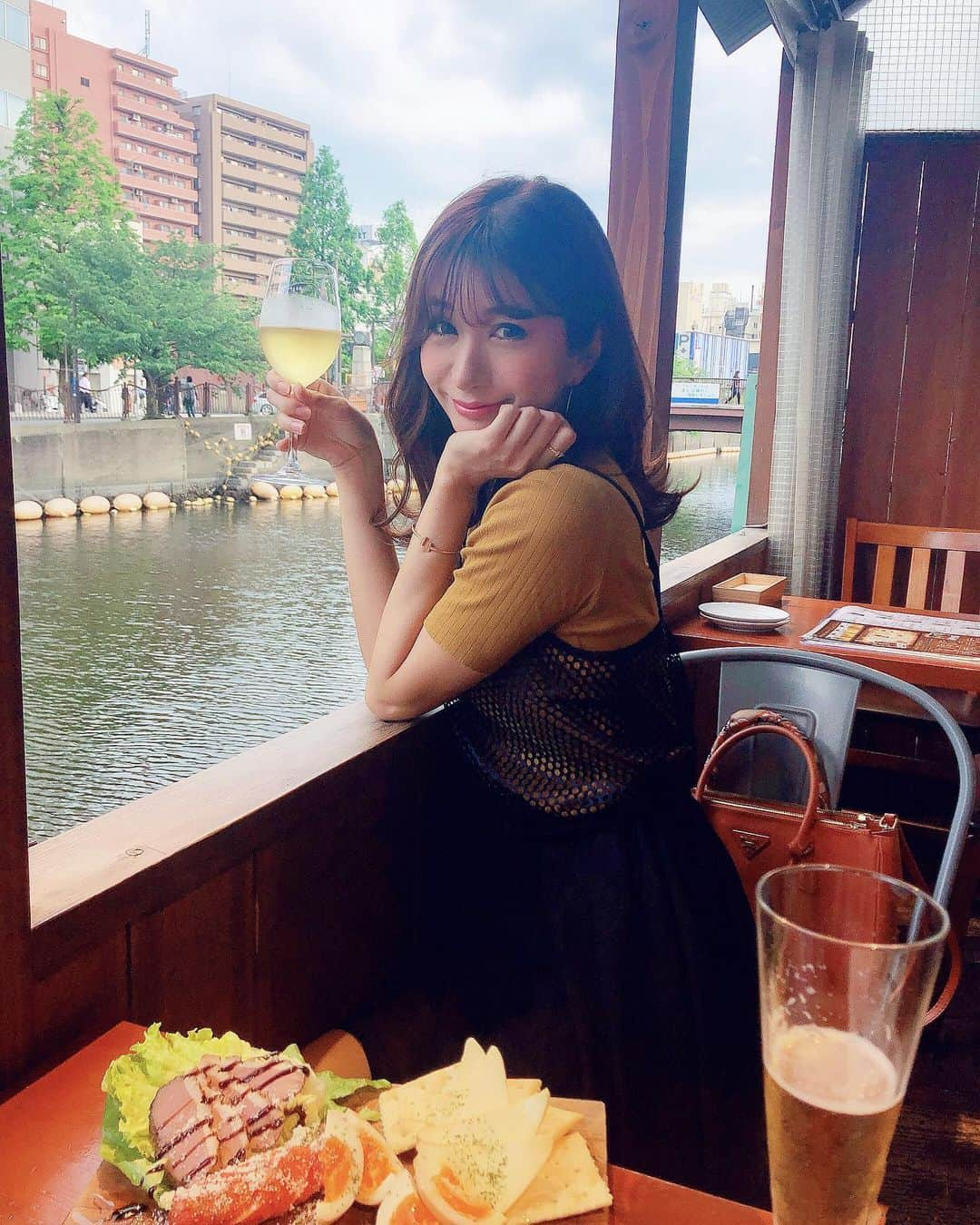 中村江莉香さんのインスタグラム写真 - (中村江莉香Instagram)「究極の#インスタ映え 🧀🥔 幸せの巻♥️♥️#アリゴ 昨日は相方シルシルと野毛飲みしてきましたーーー💕ろんもち @yuuta8337 君に会いに、そしてアリゴとアルゼンチン牛を🐂🇦🇷食べに🥶♥️ たまらなく美味しい、そして、しあわせ、です🥶🤝💓 うまぴょん♥️♥️ 食べた事がない方には、ほんっと、食べてみてほしい、、、 ご飯が美味しい＝永遠に飲める🍷🍾 #野毛ビストロzipテラス 最高🥶 そしてそして、、お声かけいただき、、一緒に飲ませていただいた方ありがとうございました😂❤️ 嬉しい、そして楽しかったです🥳🥳🥳💓 お酒を飲むと人と人との距離感が分からなくなるので、ご迷惑をお掛けしていたら本当にすみません😂😂笑涙 ・ 店内のオシャレ感、ビストロな雰囲気も好きだけど、、テラス最高でした🥶💓 #横浜 #おススメスポット #テラス席 #横浜飲み #野毛飲み #野毛ビストロzipテラス #いきなりマリッジ #いきなりマリッジ2 #チャリできた #インスタ映え空間 #オシャレなお店 #ワイン好き #ワイン好き女子 #びょーん #チーズって素晴らしい #チーズってなんでこんなに美味しいんだろう #伸びるチーズ #伸びすぎるチーズ #美味しいお店 #美味しいお店巡り」5月30日 9時40分 - erica_nakamura