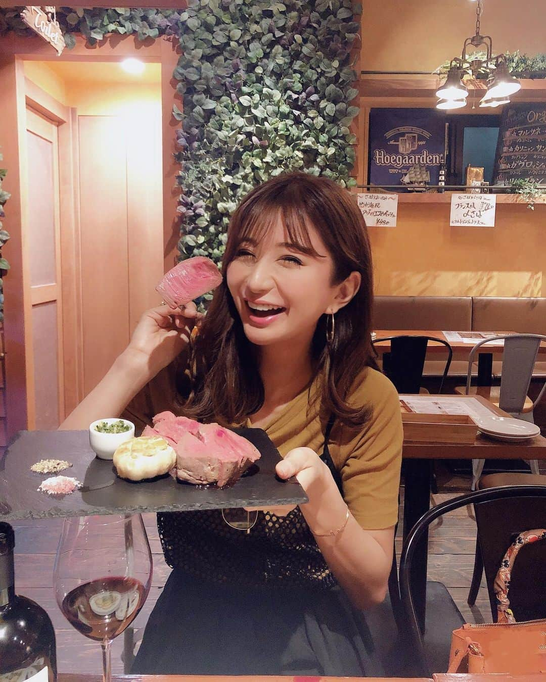 中村江莉香さんのインスタグラム写真 - (中村江莉香Instagram)「究極の#インスタ映え 🧀🥔 幸せの巻♥️♥️#アリゴ 昨日は相方シルシルと野毛飲みしてきましたーーー💕ろんもち @yuuta8337 君に会いに、そしてアリゴとアルゼンチン牛を🐂🇦🇷食べに🥶♥️ たまらなく美味しい、そして、しあわせ、です🥶🤝💓 うまぴょん♥️♥️ 食べた事がない方には、ほんっと、食べてみてほしい、、、 ご飯が美味しい＝永遠に飲める🍷🍾 #野毛ビストロzipテラス 最高🥶 そしてそして、、お声かけいただき、、一緒に飲ませていただいた方ありがとうございました😂❤️ 嬉しい、そして楽しかったです🥳🥳🥳💓 お酒を飲むと人と人との距離感が分からなくなるので、ご迷惑をお掛けしていたら本当にすみません😂😂笑涙 ・ 店内のオシャレ感、ビストロな雰囲気も好きだけど、、テラス最高でした🥶💓 #横浜 #おススメスポット #テラス席 #横浜飲み #野毛飲み #野毛ビストロzipテラス #いきなりマリッジ #いきなりマリッジ2 #チャリできた #インスタ映え空間 #オシャレなお店 #ワイン好き #ワイン好き女子 #びょーん #チーズって素晴らしい #チーズってなんでこんなに美味しいんだろう #伸びるチーズ #伸びすぎるチーズ #美味しいお店 #美味しいお店巡り」5月30日 9時40分 - erica_nakamura