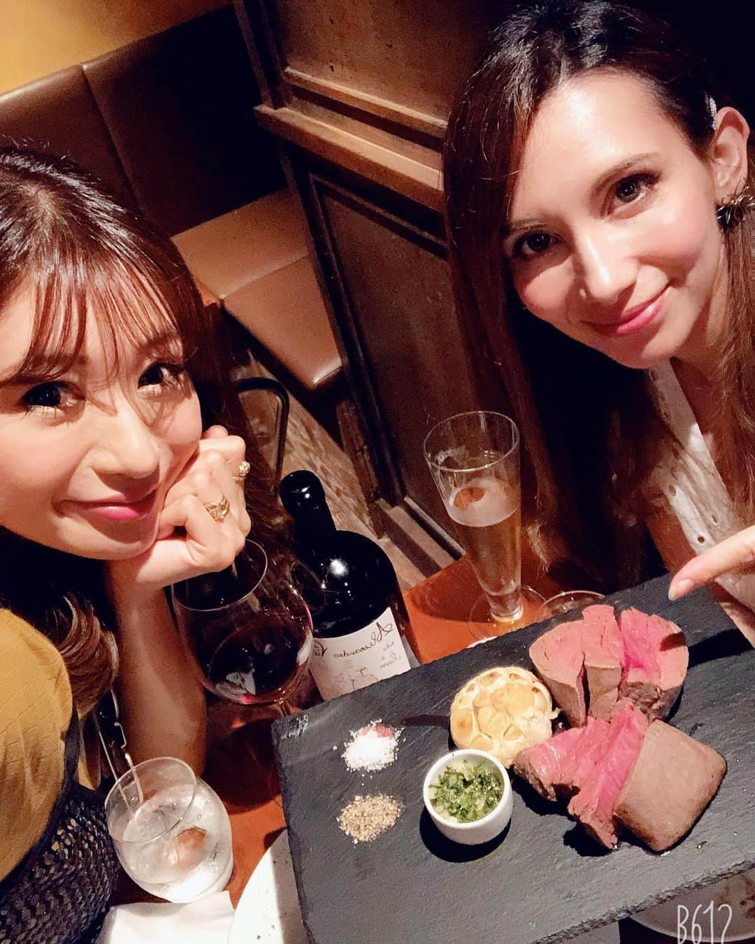 中村江莉香さんのインスタグラム写真 - (中村江莉香Instagram)「究極の#インスタ映え 🧀🥔 幸せの巻♥️♥️#アリゴ 昨日は相方シルシルと野毛飲みしてきましたーーー💕ろんもち @yuuta8337 君に会いに、そしてアリゴとアルゼンチン牛を🐂🇦🇷食べに🥶♥️ たまらなく美味しい、そして、しあわせ、です🥶🤝💓 うまぴょん♥️♥️ 食べた事がない方には、ほんっと、食べてみてほしい、、、 ご飯が美味しい＝永遠に飲める🍷🍾 #野毛ビストロzipテラス 最高🥶 そしてそして、、お声かけいただき、、一緒に飲ませていただいた方ありがとうございました😂❤️ 嬉しい、そして楽しかったです🥳🥳🥳💓 お酒を飲むと人と人との距離感が分からなくなるので、ご迷惑をお掛けしていたら本当にすみません😂😂笑涙 ・ 店内のオシャレ感、ビストロな雰囲気も好きだけど、、テラス最高でした🥶💓 #横浜 #おススメスポット #テラス席 #横浜飲み #野毛飲み #野毛ビストロzipテラス #いきなりマリッジ #いきなりマリッジ2 #チャリできた #インスタ映え空間 #オシャレなお店 #ワイン好き #ワイン好き女子 #びょーん #チーズって素晴らしい #チーズってなんでこんなに美味しいんだろう #伸びるチーズ #伸びすぎるチーズ #美味しいお店 #美味しいお店巡り」5月30日 9時40分 - erica_nakamura