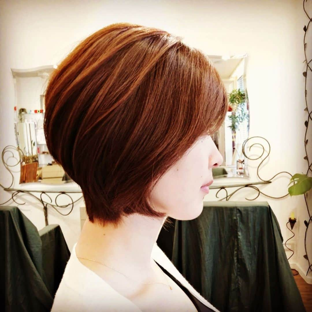 青木美香さんのインスタグラム写真 - (青木美香Instagram)「バッサリ切りました💇‍♀️ 気分転換✨  #ショート#気分転換#ヘアチェンジ」5月30日 9時39分 - aokimikaa