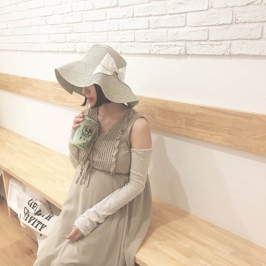 のインスタグラム：「ㅤㅤㅤㅤㅤㅤㅤㅤㅤㅤㅤㅤㅤ ㅤㅤㅤㅤㅤㅤㅤㅤㅤㅤㅤㅤㅤ すっかり腰回り大きくなってきました…照 久々に#かっつんこーで 𓋜 ㅤㅤㅤㅤㅤㅤㅤㅤㅤㅤㅤㅤㅤ ㅤㅤㅤㅤㅤㅤㅤㅤㅤㅤㅤㅤㅤ #ootd #fashion #cordinate #todayscode #私服 #麦わら帽子 #日焼け対策 #supremelala #カーキ #ロングワンピース #マタニティコーデ #毎日コーデ #今日のコーデ #妊婦コーデ #36w1d #妊娠10ヶ月 #summerfashion #ママコーデ #臨月突入」
