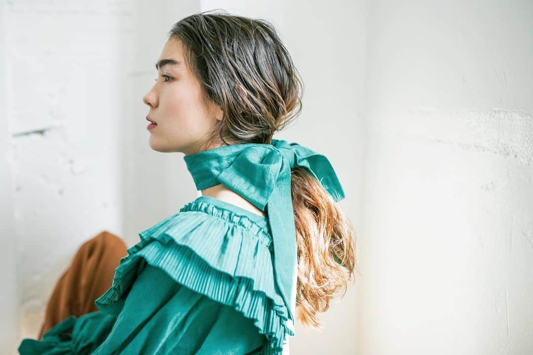 金子真由美さんのインスタグラム写真 - (金子真由美Instagram)「* shooting💚💚 * photo @fukudahitomi610  model @s_sonyaaaaa  hairmake kaneko mayumi * * * #かねこアレンジ #ヘアメイク #撮影 #春夏メイク #プレッピーのせて #ロングヘア #巻き髪 #ヘアアレンジ #ローポニー」5月30日 9時41分 - kanekomayumi12