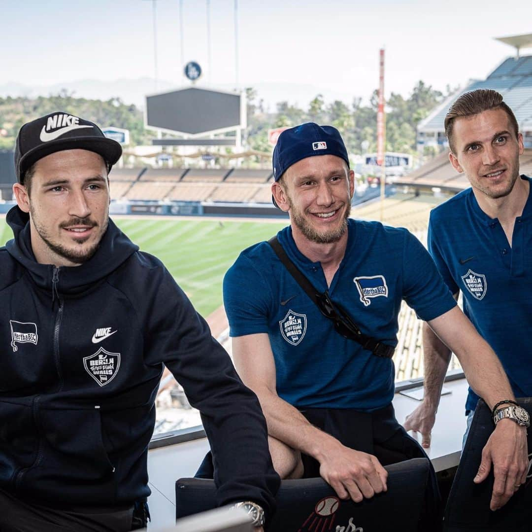 ヘルタ・ベルリンさんのインスタグラム写真 - (ヘルタ・ベルリンInstagram)「When ⚽️ meets ⚾️! Thanks for having us, @dodgers! #dodgers #dodgersstadium #teardownwallstour #hahohe」5月30日 9時46分 - herthabsc