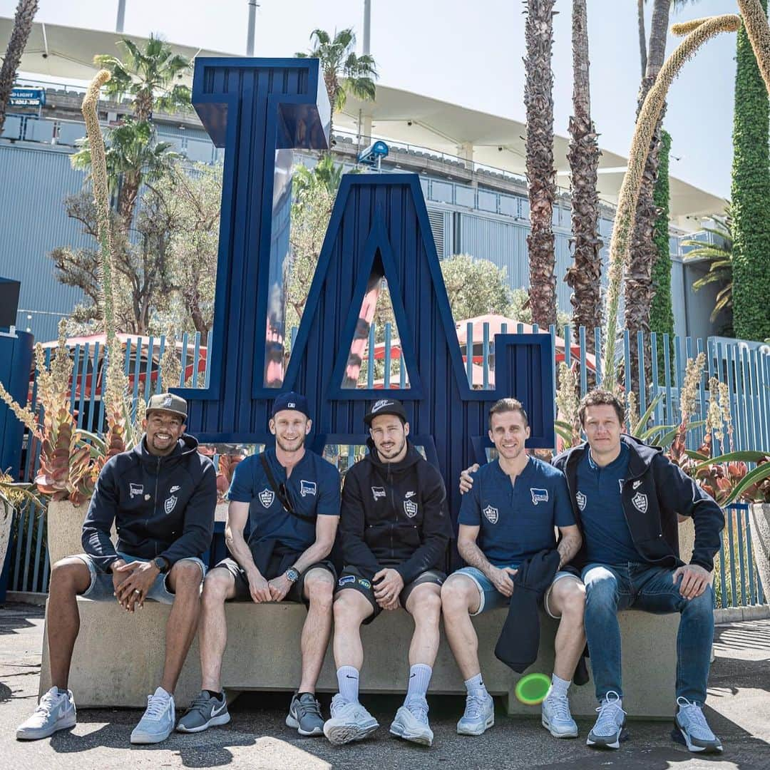 ヘルタ・ベルリンさんのインスタグラム写真 - (ヘルタ・ベルリンInstagram)「When ⚽️ meets ⚾️! Thanks for having us, @dodgers! #dodgers #dodgersstadium #teardownwallstour #hahohe」5月30日 9時46分 - herthabsc