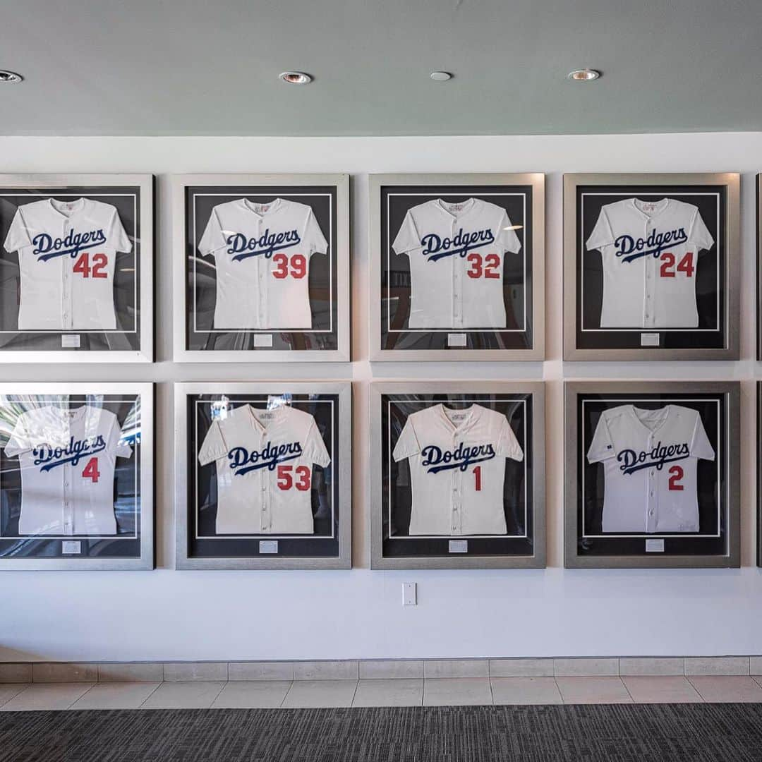 ヘルタ・ベルリンさんのインスタグラム写真 - (ヘルタ・ベルリンInstagram)「When ⚽️ meets ⚾️! Thanks for having us, @dodgers! #dodgers #dodgersstadium #teardownwallstour #hahohe」5月30日 9時46分 - herthabsc