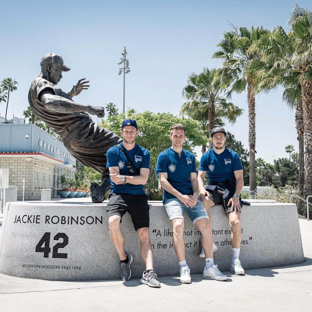 ヘルタ・ベルリンさんのインスタグラム写真 - (ヘルタ・ベルリンInstagram)「When ⚽️ meets ⚾️! Thanks for having us, @dodgers! #dodgers #dodgersstadium #teardownwallstour #hahohe」5月30日 9時46分 - herthabsc