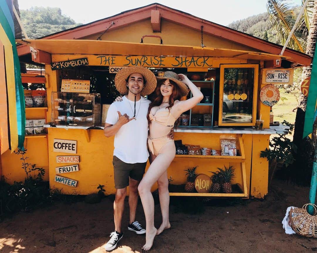 ヴィック・フエンテスのインスタグラム：「ALOHA! Celebrating 5 years with the girl of my dreams! @xomissdanielle you still take my breath away every time I look at you. I love you and I’ll never stop loving you. Here’s to a million more! 🌸🌴❤️🌊」