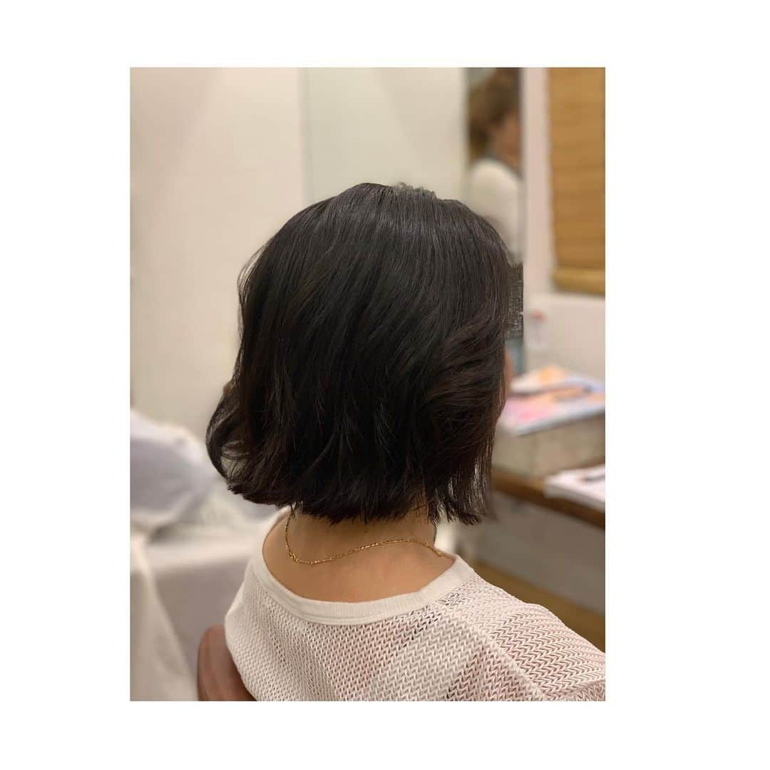 Dcolorさんのインスタグラム写真 - (DcolorInstagram)「. 31cm〜提供可能なヘアドネーションをしてくれました😊‼︎ ずっと伸ばしていた髪の毛とも おさらば👋して外ハネボブ❤︎ . ヘアドネーションしてくださり ありがとうございました。 . Hair D-color 東京都港区麻布十番2-19-8 03-3798-2323 . 平日 / 土曜 11:00〜21:00 日曜 / 祝日 11:00〜19:00 . my instagram ↓ @dcolor_miku . . #港区 #麻布十番 #美容室 #ディーカラー#dcolorレディース #スタイリスト #カット#ショートヘア #ショートボブ #ボブ #セミロング #ロングヘア #ショートヘアアレンジ #ボブヘアアレンジ #セミロングアレンジ #ロングヘア#ヘアドネーション #つな髪#切りっぱなしボブ#zara#ロンハーマン#mikudcolor」5月30日 9時55分 - hairdcolor