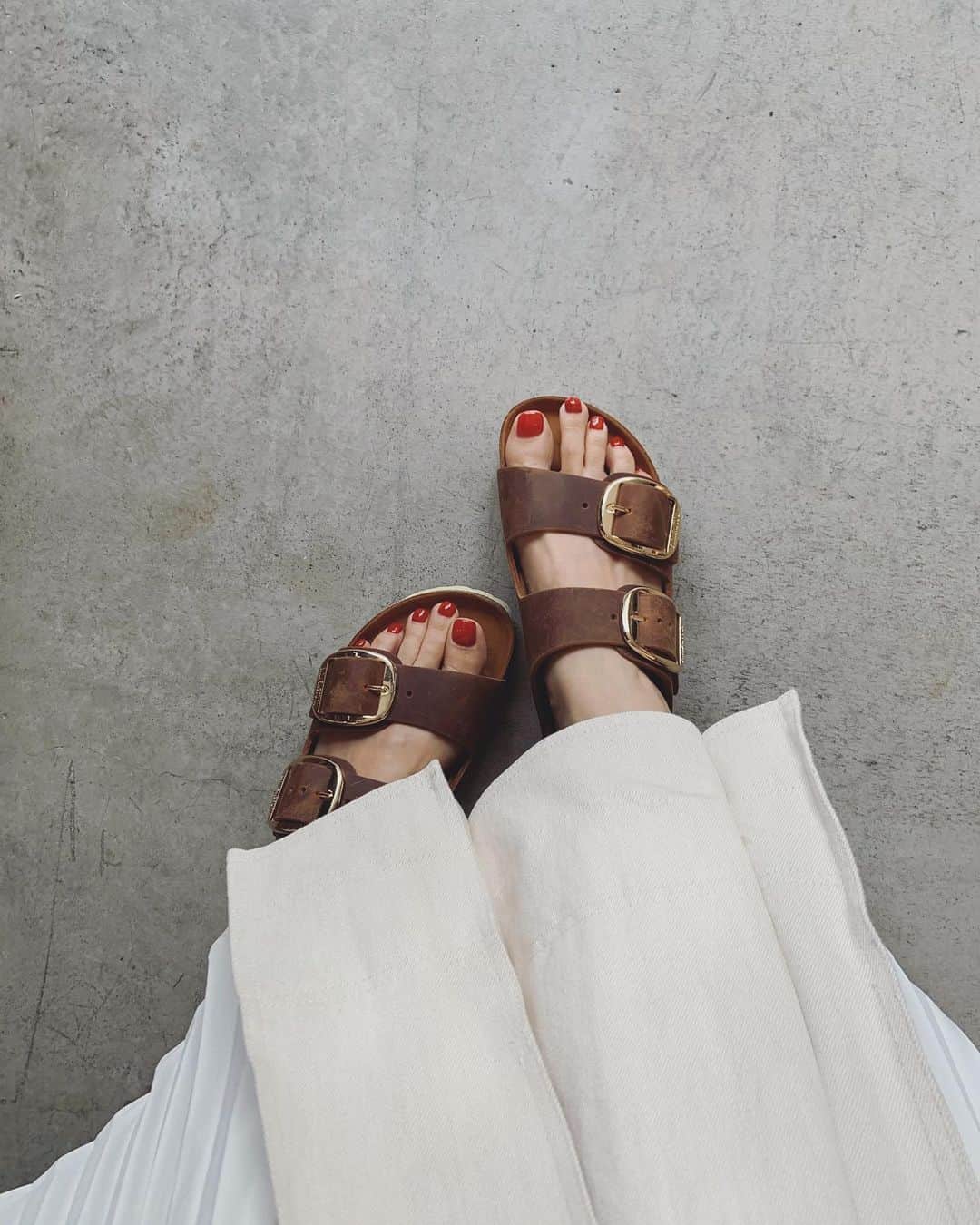 猪鼻ちひろのインスタグラム：「new nail and sandals🧸🍅 おはようございます✌︎ 新しいネイルは何色も混ぜて作ってもらった 透明感のあるトマトみたいな色。シンプル可愛い♡  サンダルは2足目のビルケン。 履き心地はそのままよくて、(ハワイのマラソンの後ビルケンばっかり履いてた) レザーやバックルの感じはグッと高級感があって新しい。たまらん♡  BIRKENSTOC、5月31日(金)〜6月2日(日)をキャットストリートのTHE CORNERでART EXHIBITIONをやっているそう！ (販売はないけどぜひ行ってみて☺︎) 大好き @marinko5589 の写真も見れるんだって📸 ♡ #ちひろのお洋服 #猪鼻ネイル #ジェルネイル #chipieeenail  #赤ネイル #ビルケン #ビルケンシュトック #birkenstockuniq #ビルケンシュトックユニーク」