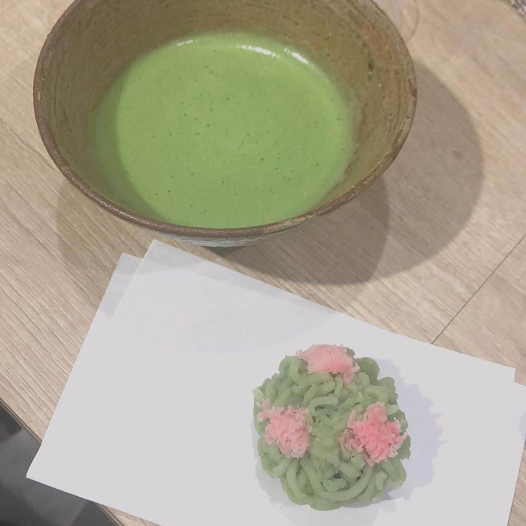 森田真結子さんのインスタグラム写真 - (森田真結子Instagram)「tricoでお抹茶いただきました🍵 (メニューにはありません。茶筅も無いので出せません。笑) ありがとうございました💕  #結構なお点前で #って言わないんだよ #裏千家 #元部長  なつみくのチョークアートがどんどん上手くなってるし(いまこれよりすごいのになってる)、しんくんは相変わらずお父さんのような優しさで、たまにバイトしてくれるたいき君は年下なのに物知りで色々教えてくれて、いずみちゃんはみんなから奢られていつも嬉しそうにニコニコしてるところが最高に好きだし、常連さんは初めましての人にも親切にしてくれるし、とっても幸せです。 ダーツ初めてのお客様も来てくれることがとても多くて、嬉しいなぁ～。来月はもうちょっと出没しますよ‥」5月30日 10時05分 - mayodarts