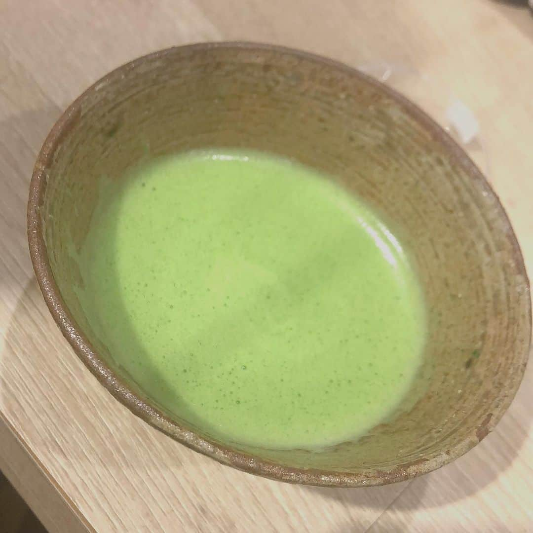 森田真結子さんのインスタグラム写真 - (森田真結子Instagram)「tricoでお抹茶いただきました🍵 (メニューにはありません。茶筅も無いので出せません。笑) ありがとうございました💕  #結構なお点前で #って言わないんだよ #裏千家 #元部長  なつみくのチョークアートがどんどん上手くなってるし(いまこれよりすごいのになってる)、しんくんは相変わらずお父さんのような優しさで、たまにバイトしてくれるたいき君は年下なのに物知りで色々教えてくれて、いずみちゃんはみんなから奢られていつも嬉しそうにニコニコしてるところが最高に好きだし、常連さんは初めましての人にも親切にしてくれるし、とっても幸せです。 ダーツ初めてのお客様も来てくれることがとても多くて、嬉しいなぁ～。来月はもうちょっと出没しますよ‥」5月30日 10時05分 - mayodarts