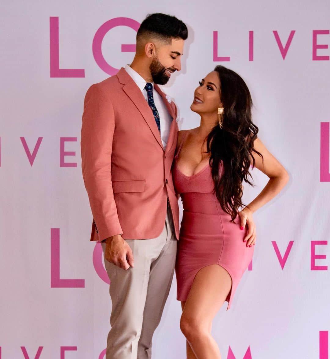 laurag_143のインスタグラム：「HAPPY BIRTHDAY to my life partner @dhar.mann 🎈🎈🎈 I can’t thank God enough for bringing you into my life 🙏🏼 You are everything I could have ever asked for PLUS MORE!! Thank you for loving me the way that you do.You are not only the most amazing boyfriend, but you are such an amazing friend, brother, uncle, leader, mentor, and boss...you truly have the sweetest heart. You are always so selfless and caring!! The world needs more people like you in it. I’ll forever be grateful for you. I love you sooooooo much ❤️❤️❤️」