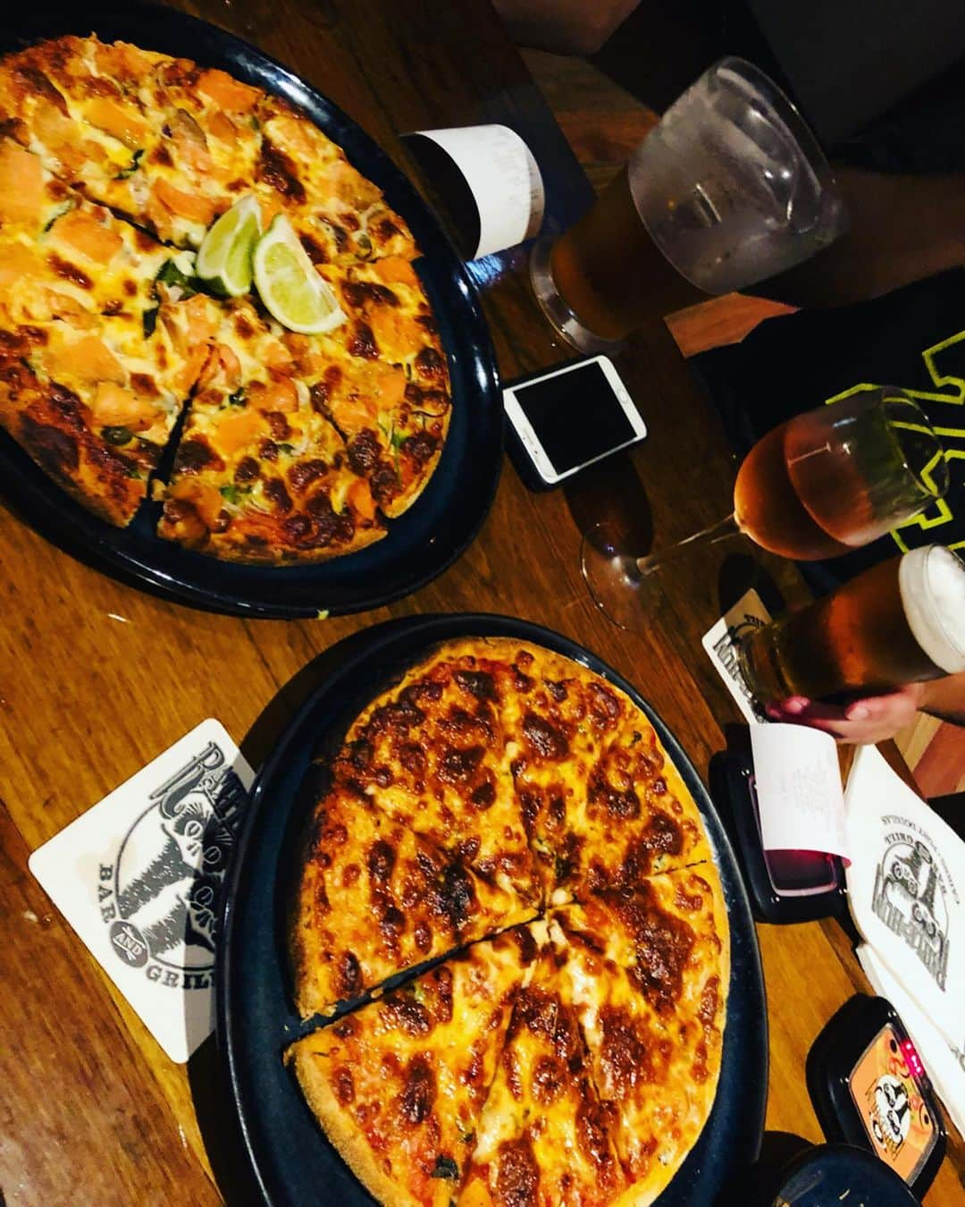 スザンヌさんのインスタグラム写真 - (スザンヌInstagram)「#RattleNHum は﻿ 2日目の夜に🍕🥩🍟🍺🍷😍﻿ （ダイビングの日の夜ご飯） ﻿ このあたりから太るの気にすることをやめた😂﻿ 🇯🇵帰って頑張る💪と決めて🚩﻿ ﻿ kidsmenuの名前が可愛かった😍﻿ 言って欲しくないことばかり😂笑﻿ ﻿ お家に帰ろう！とか﻿ お腹すいてない！とか﻿ 世界共通に子どもたちは言うんだなって思うとなんかほっこり🙆‍♀️﻿ ﻿ 息子はポテトをあつあつのまま食べるくらいお腹すいてた🤤←﻿ ﻿ みんな優しくって﻿ たくさん遊んでくれるから息子画伯絵をその人の似てる？動物描いて🖼プレゼントしてた🎁﻿ わたしはサメとカジキみたい！﻿ ﻿ ありがとう😊﻿ ﻿ お絵描きセットを日本から持ってきてくれた朋美に感謝🙏﻿ 毎日大活躍でした❤️﻿ ﻿﻿ ﻿ ﻿ #Australia﻿﻿﻿ #Cairns﻿ #オーストラリア﻿﻿﻿ #オーストラリア旅行 ﻿﻿﻿ #ケアンズ﻿﻿﻿ #スザ旅﻿﻿﻿ ﻿﻿ ﻿﻿ ﻿﻿ ﻿」5月30日 10時03分 - suzanneeee1028