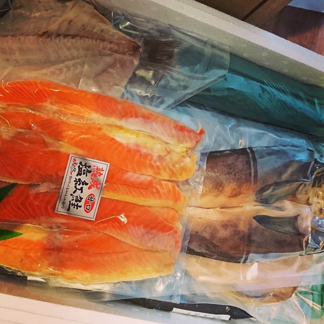 西山茉希さんのインスタグラム写真 - (西山茉希Instagram)「#北海道からの🎁 #札幌場外市場  #日海 #ボス蟹さん #お魚さん達 #いくらさん #小樽産ウニさん #アスパラさん  ありがたき幸せを忘れず。 今度は現地にゆこう。  #カニ食べ行こう #はにかんで行こう  カニも人を幸せにしたよ😋🦀 @niku_bancho」5月30日 10時20分 - maki.nshiyama50