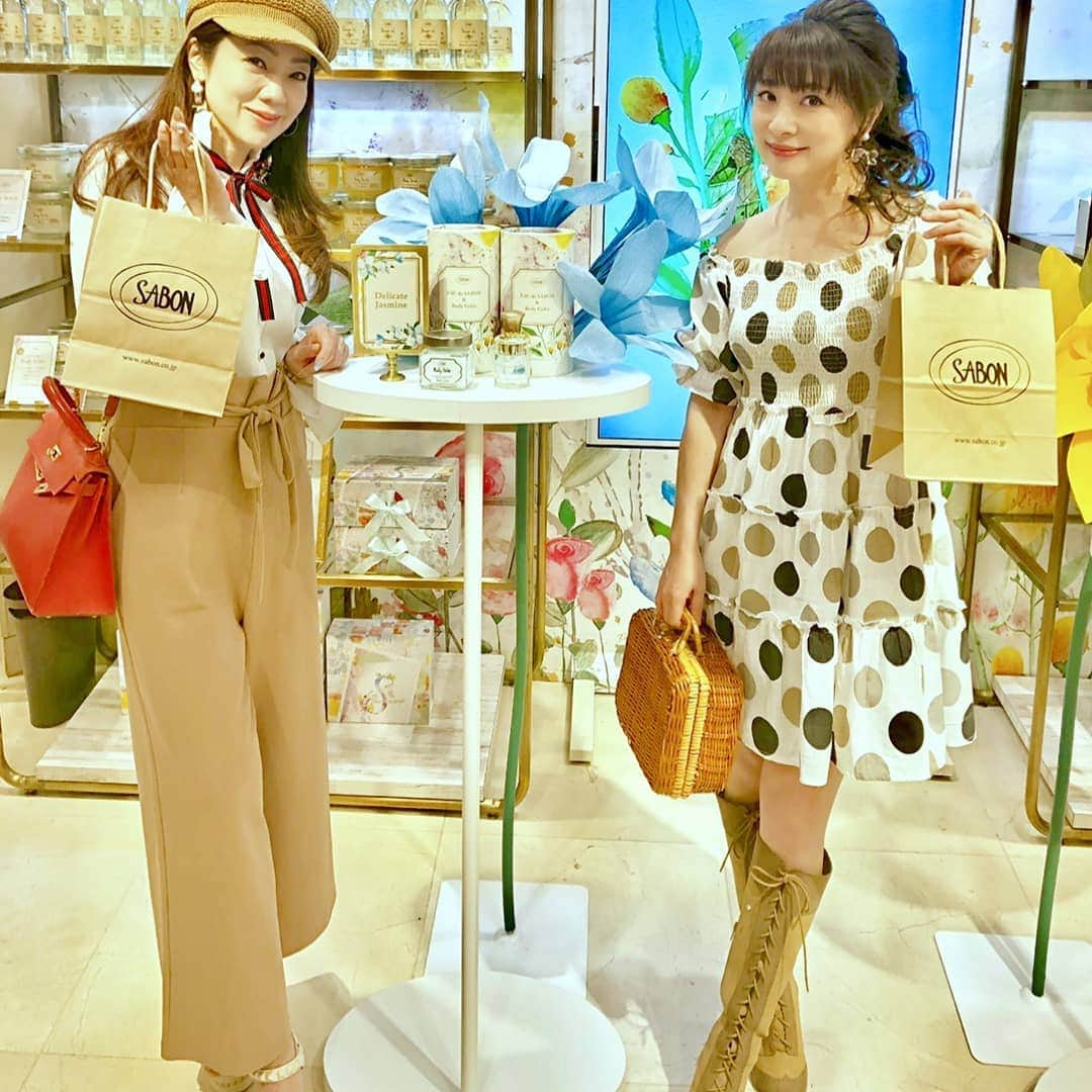 今堀恵理さんのインスタグラム写真 - (今堀恵理Instagram)「@cake_ravissante ちゃんと行って来ました  @sabon_japan の 「EAU de SABON～SUMMER PARTY～」😘 5月29日(水)～6月4日(水)  うめだ阪急本店　2F エスカレーター前イベントスペース　開催中  新しく発売の香水とボディジュレが先行発売 そして香水👗【EAU de SABON】に名前を入れてくれるサービスもこのポップアップのみで開催してます 私もシトラスの香りの香水にEriと名前を入れて頂き使ってます  #eaudesabon_summerparty #sabon香りペアリング #SABON阪急うめだ本店 #プチプラファッション　#hermeskelly  #primazel #アラフォーファッション　#pafume  #citrus #ファッショングラマー 　#fashionable」5月30日 10時20分 - eriimahori