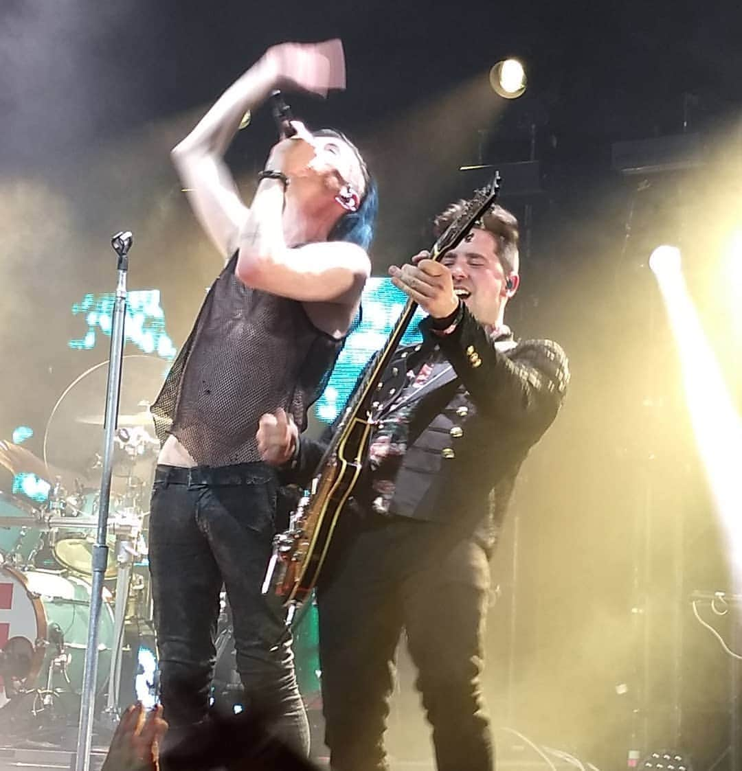 ジョーダン・モエラーさんのインスタグラム写真 - (ジョーダン・モエラーInstagram)「Mariana's Trench always leaves me with some grade A chills. 'Twas a kick-ass show @mtrenchofficial & @scotthelman!  #marianastrench #scotthelman #joshramsaysvoice #alsothatacappellathough #goodmusic #goodfriends #goodtimes」5月30日 10時25分 - jomosk8