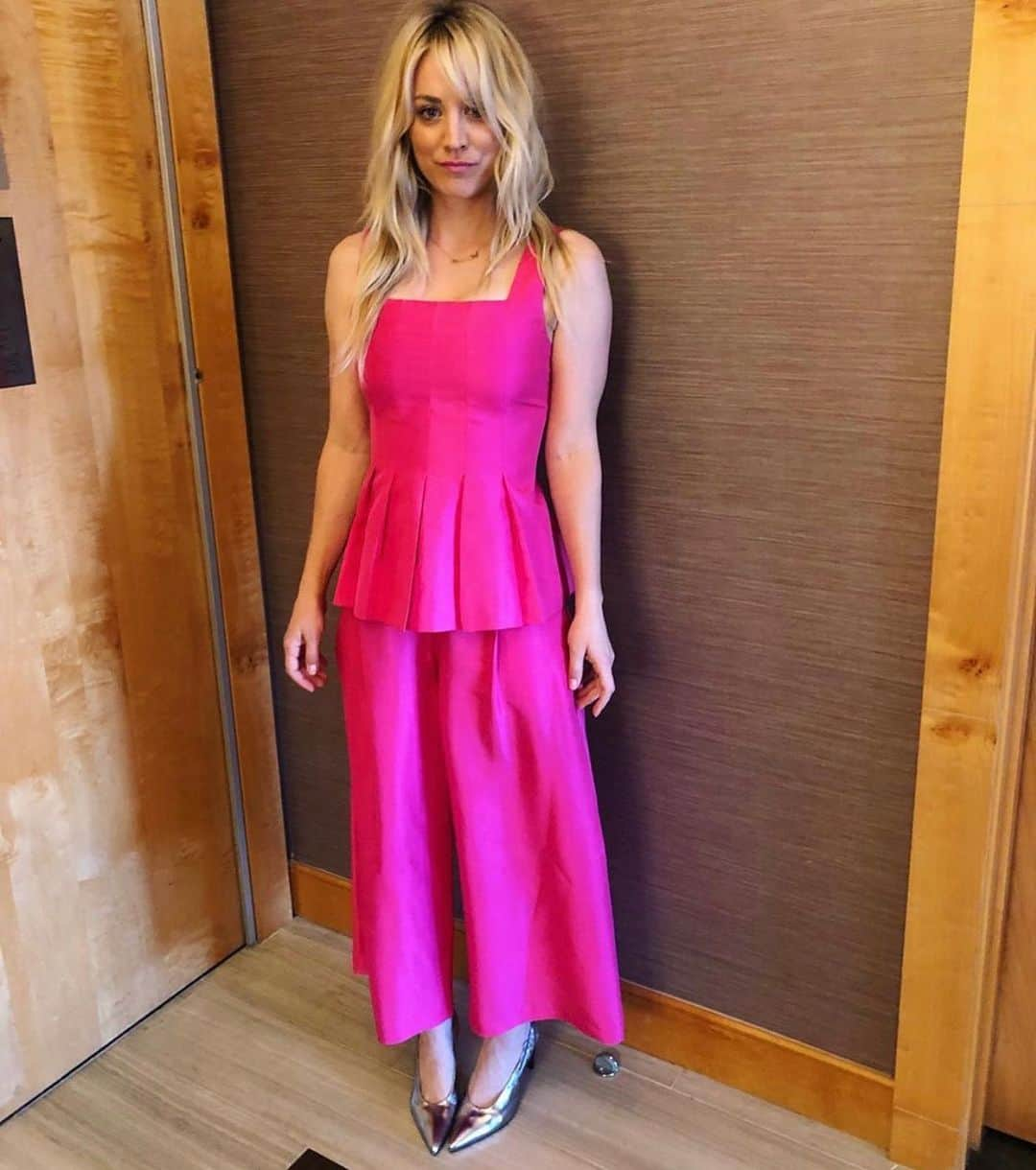 ノヴィスのインスタグラム：「💕 Pretty in Pink! 💕 @kaleycuoco styled by @bradgoreski @daniela_viviana 👏🏻👏🏻 @lionviprelations」