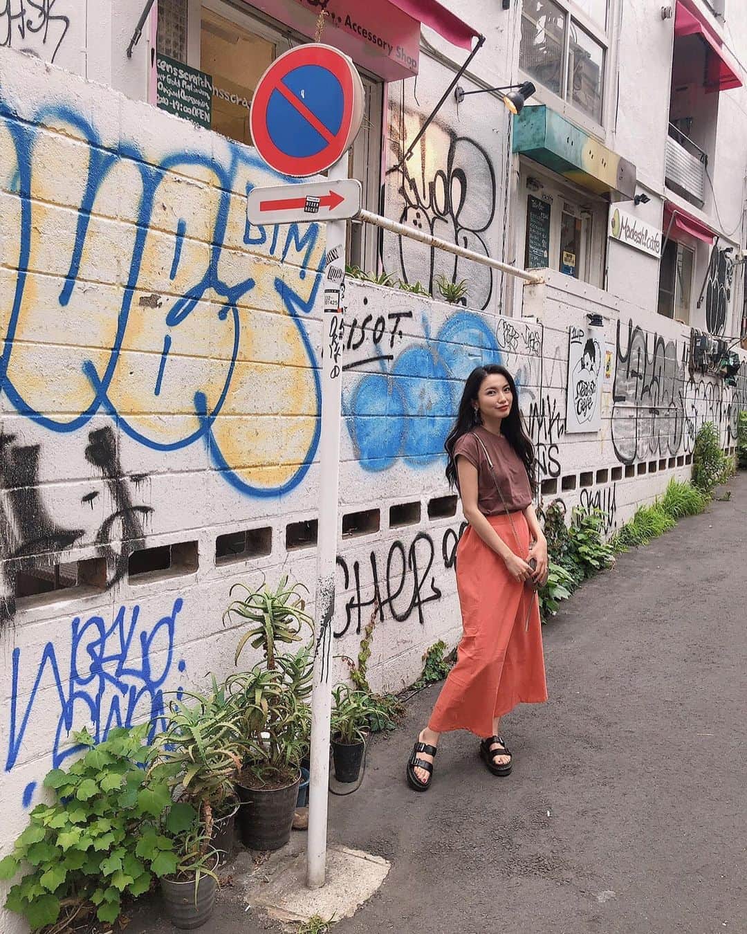 吉田愛璃のインスタグラム：「. . ootd👗 . プチプラで愛用しまくってるcoca。 トップス980円、スカート1900円🤪 . ほんと使えるのばっかだからオススメ！ 夏物は特にプチプラ最高ー . . #ootd #私服 #プチプラコーデ #プチプラミックス #coca #orangeskirt #ドクターマーチン #casualstyle」