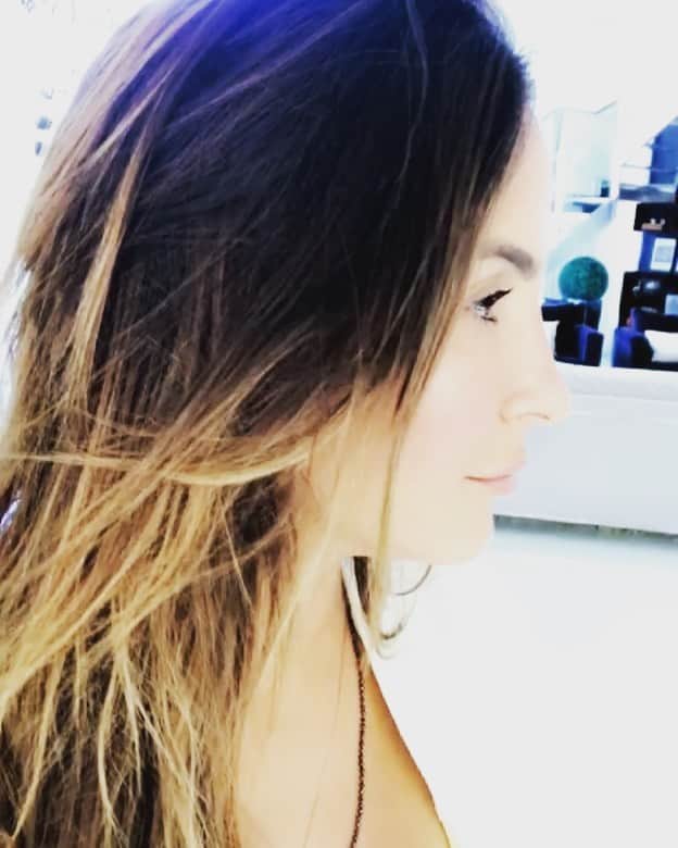Claudia Leitteのインスタグラム：「🤣🤣🤣🤣🤣🤣🤣 #Matutinha, escute agora essa musica linda, com participação mágica de @mano_walter. E eu fico a cara do meu irmão @iclaudiojunior, sem olhos azuis.」