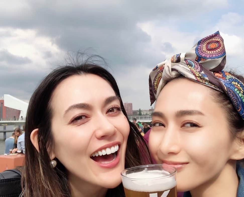 桐山マキさんのインスタグラム写真 - (桐山マキInstagram)「. . Beer time🍻 . . 白ビール初体験🍺 2人でワケワケ フルーティで飲みやすかった！ . .  オランダは 夜の21時半くらいまで 昼みたいに明るい！ . . #holland  #beautiful  #art #beer #firsttime #frend #japan #happy #fashion #love #model #visit #白ビール #初体験 #フルーティ #グラスデカイ #2人でわけて #ちょうど良い #🍻 #🇳🇱」5月30日 10時41分 - maki_kiriyama