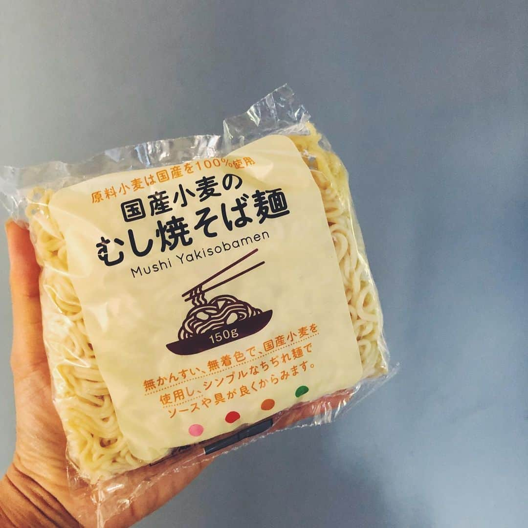 nonさんのインスタグラム写真 - (nonInstagram)「時間がなぁぁーいい！！という日のお弁当は、バァーーーンとこれですよ、焼きそば弁当ね。 冷蔵庫にあった小松菜と人参と挽肉入り（なんでもアリ） オット弁当は目玉焼き（焦げた）のせ、ムスメ弁当は青ノリと胡麻（目玉焼き苦手）のせ、副菜は胡瓜の塩揉みのみ！  #生活クラブ #生活クラブの消費材  #生活クラブのある豊かなくらし」5月30日 10時38分 - non19841120