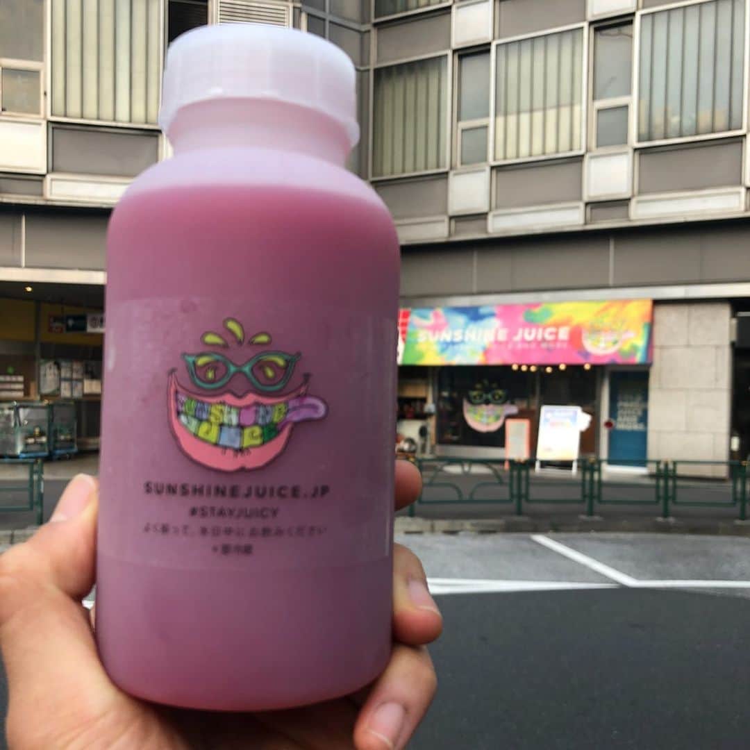 Sunshine Juiceさんのインスタグラム写真 - (Sunshine JuiceInstagram)「ビーツジュースを飲んだ翌日、トイレでびっくりしたことありませんか？😱🥶😵でも血尿じゃないから大丈夫です。その赤の理由はビーツが持つポリフェノールの一種ベタシアニンという成分です。抗酸化作用が高く紫外線が強くなるこれからの季節には欠かせません。「奇跡の野菜」ビーツジュースをおいしく飲んで体をしっかりケアしましょう。ビーツって綺麗な色ですよねー🥰  have you ever surprised in the bathroom, on the next mroning after having some beet juice ? 🥶dont worry, its a colorful surprise. the color red is from the nutrient of the beet, which contains really high antioxydants. enjoy the power of the earth and the sunshine🌞🌞🌞 #stayjuicy #stayjuicy #sunshinejuice #coldpressedjuice #clenase #kale #organic #natural #サンシャインジュース #コールドプレスジュース #クレンズ #ジュースクレンズ#グリーンジュース #オーガニック #beets #ビーツ #ビタミンA #ビタミンE #ポリフェノール #アンチエイジング」5月30日 10時38分 - sunshinejuicetokyo