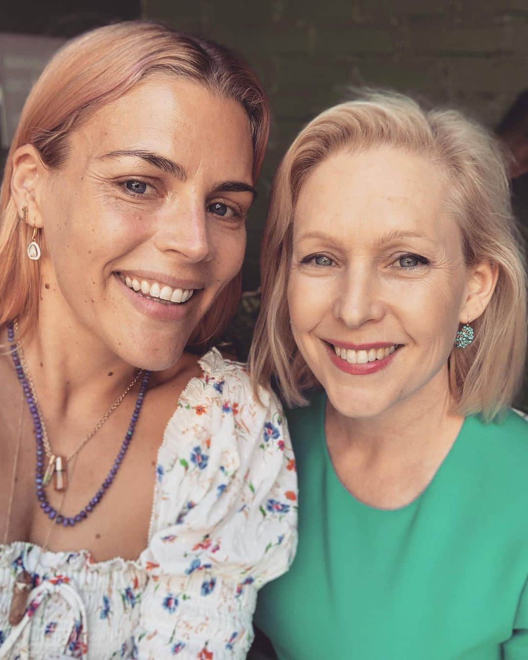 ビジー・フィリップスさんのインスタグラム写真 - (ビジー・フィリップスInstagram)「I had a wonderful conversation with Senator @kirstengillibrand this afternoon. She is an incredibly inspiring politician who should for sure get a chance to be a part of all of the debates. I didn't realize that in order to participate, a candidate must raise a certain amount of money. While I'm still deciding which candidate to fully support, I do think there are many that deserve a spot in the debates and I would encourage everyone to donate(if possible) to candidates they want to hear from, even if you're still undecided! POLITICS!!!! ❤️」5月30日 10時39分 - busyphilipps