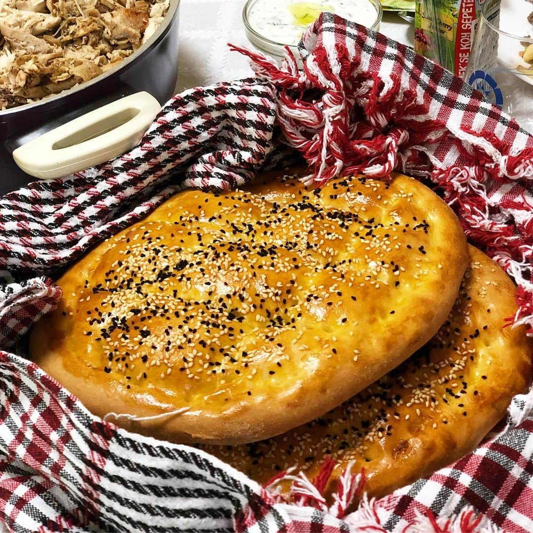 ヤミーさんのインスタグラム写真 - (ヤミーInstagram)「いつか食べてみたいと思っていた「ギュラチ」。ラマダン期間限定デザートです。 これを作るというので、Ebruさんのイフタールレッスンへ。 * ギュラチのライスペーパーみたいな生地(2枚目)は、トルコでもイフタール(ラマダン期間中日没とともに始まる食事)の数時間前にしか売られないそう。 どおりで見つからないはず！ * この日のメニューは、 ・ナツメヤシ ・ラマザン ピデスィ(パン) ・エゾゲリン チョルバス(スープ) ・チェンティッキ ケバブ(ひき肉料理) ・ジャジュック(きゅうりとヨーグルトのサラダ) ・ホールチキンとひよこ豆入りのブルグルピラフ ・ギュラチ(デザート) ・チャイ ・サワーチェリージュース #イフタール #トルコ料理 #iftar  #ramazanpidesi #ezogelincorbasi #centikkebabi #cacık #nohutlutavuklubulgurpilavı #gullac #tadaku」5月30日 10時47分 - ym_3stepcooking