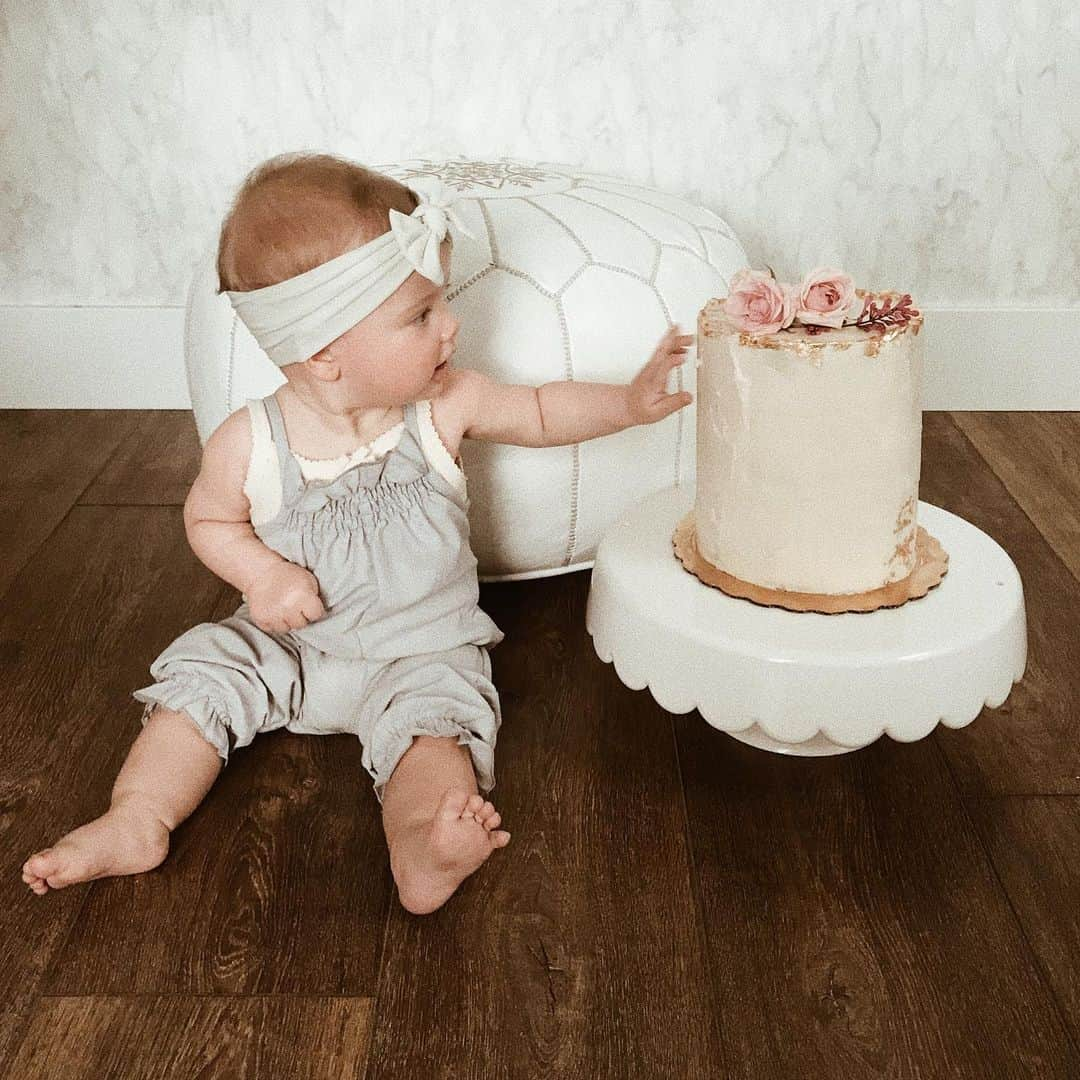 Cara Van Brocklinさんのインスタグラム写真 - (Cara Van BrocklinInstagram)「Absolutely nothing sweeter than a cake and a baby...and i look at @meganfaulknerbrown cakes the exact same way baby girl😍!」5月30日 10時47分 - caraloren