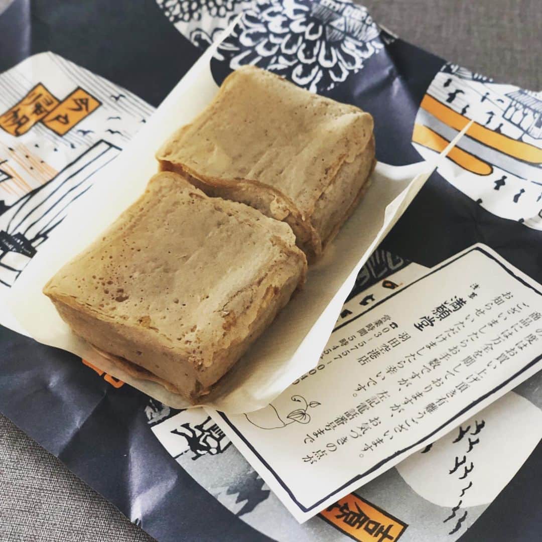 岡田育さんのインスタグラム写真 - (岡田育Instagram)「Let me introduce my favorite Japanese sweets from Tokyo. It’s an old-fashioned sweet potato cake with thin baked surface. Too fresh to be brought abroad. #imokin . . これ昔から大好物なんですよね。羽田空港で買えて嬉しい。 . . #満願堂 #芋きん #🍠 #東京 #tokyo #sweetpotato #sweetpotatocake #hanedaairport✈️ #羽田空港」5月30日 16時20分 - okadaic