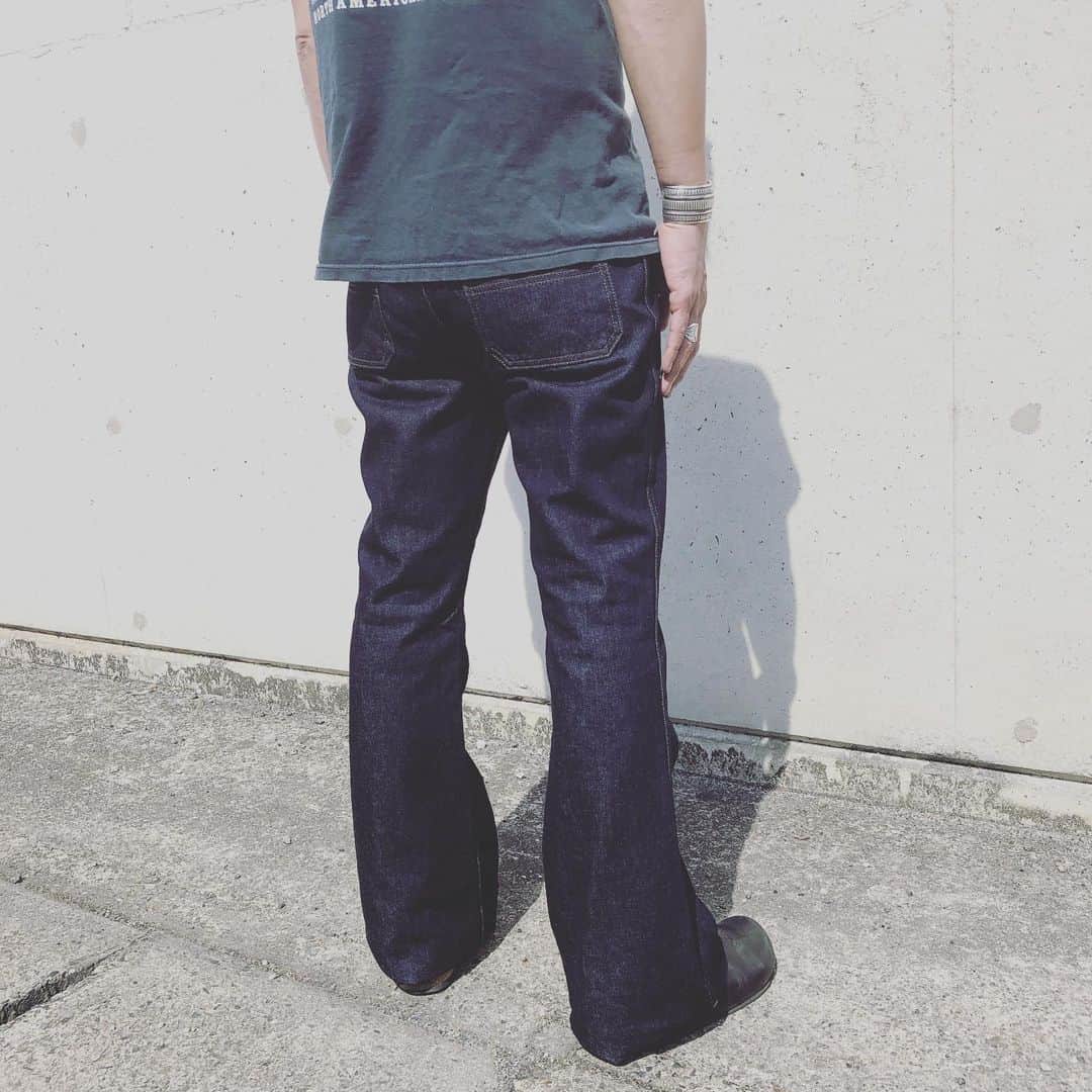 BIG JOHNさんのインスタグラム写真 - (BIG JOHNInstagram)「1969年の誕生から今も作り続けられている BELL BOTTOM【MH402B】 貫く伝統がここにある 明日もさらなる伝統の一本を  #bigjohn #bigjohnjeans #denim #jeans#bellbottoms #bellbottom #1969 #伝統 #ビッグジョン #japan #日本 #ベルボトム #ootd」5月30日 16時20分 - bigjohnjeans