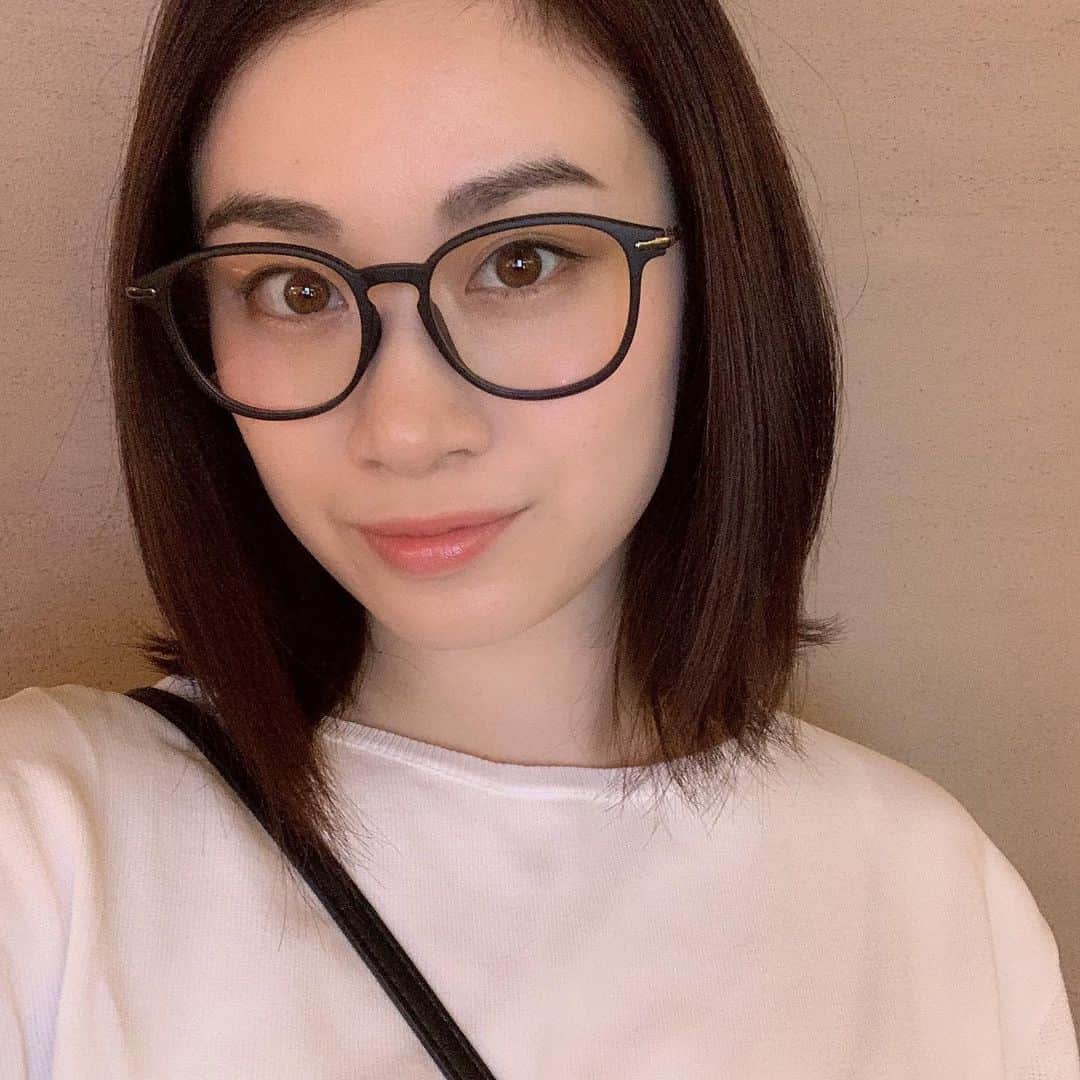 鈴木芳奈のインスタグラム：「今まではあまりつけなかったサングラスを今年はデビューしてみよっかな 黒縁メガネ。どうでしょうか🕶  #サングラス女子 #挑戦したことのないことをやってみる #sunglasses」